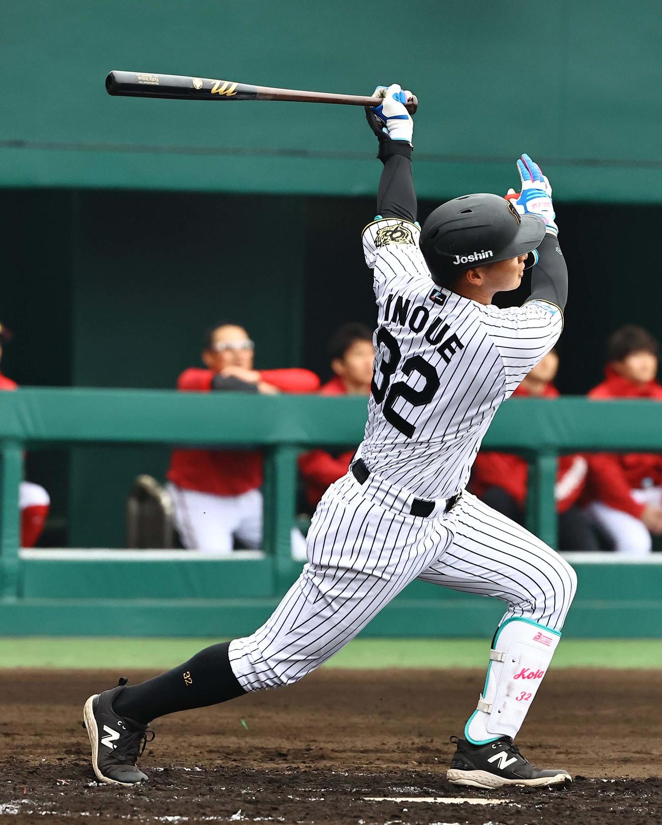 阪神対広島　2回裏阪神2死、井上は二塁打を放つ（撮影・上田博志）