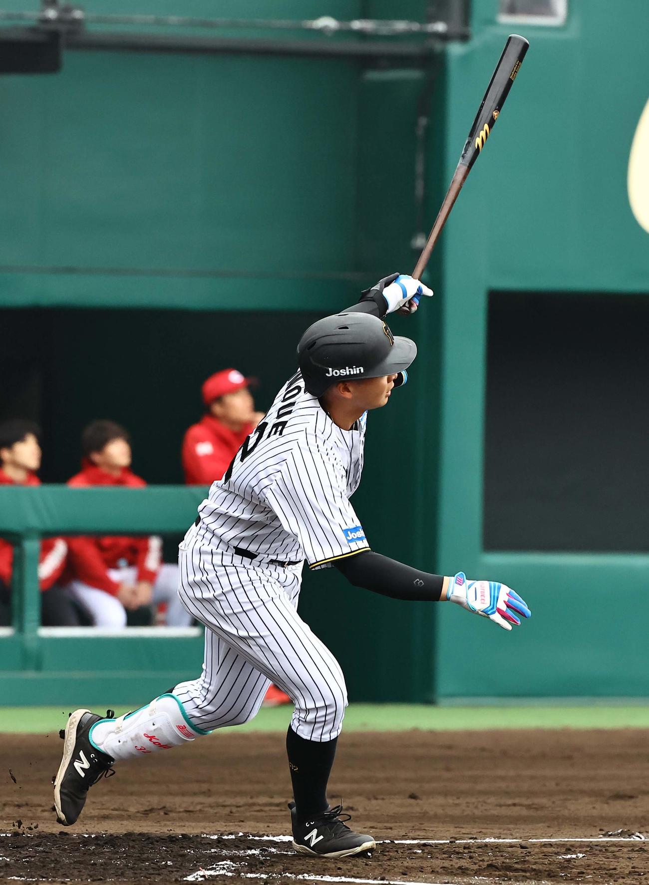 阪神対広島　2回裏阪神2死、井上は二塁打を放つ（撮影・上田博志）