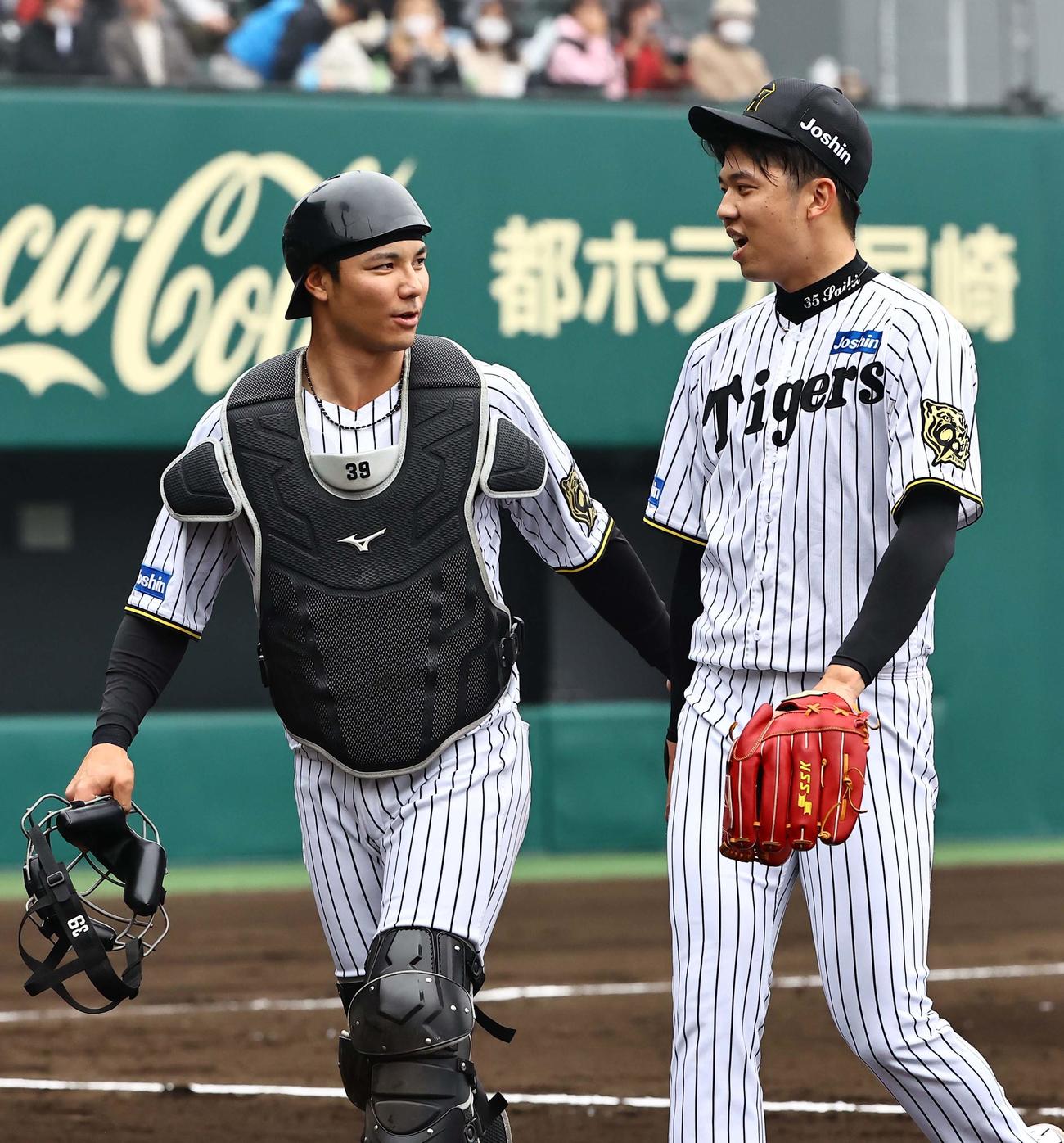 阪神対広島　好投する才木（右）は栄枝と話しながらベンチに戻る（撮影・上田博志）