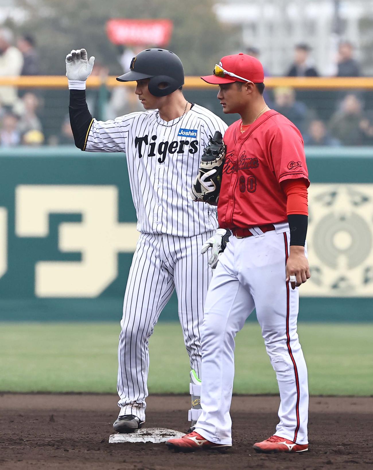 阪神対広島　2回裏阪神2死一、二塁、栄枝は左へ先制2点適時二塁打を放つ（撮影・上田博志）