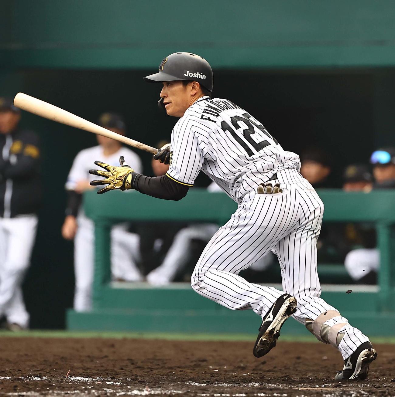 阪神対広島　9回裏阪神1死一、二塁、福島は中前にサヨナラ適時打を放つ（撮影・上田博志）