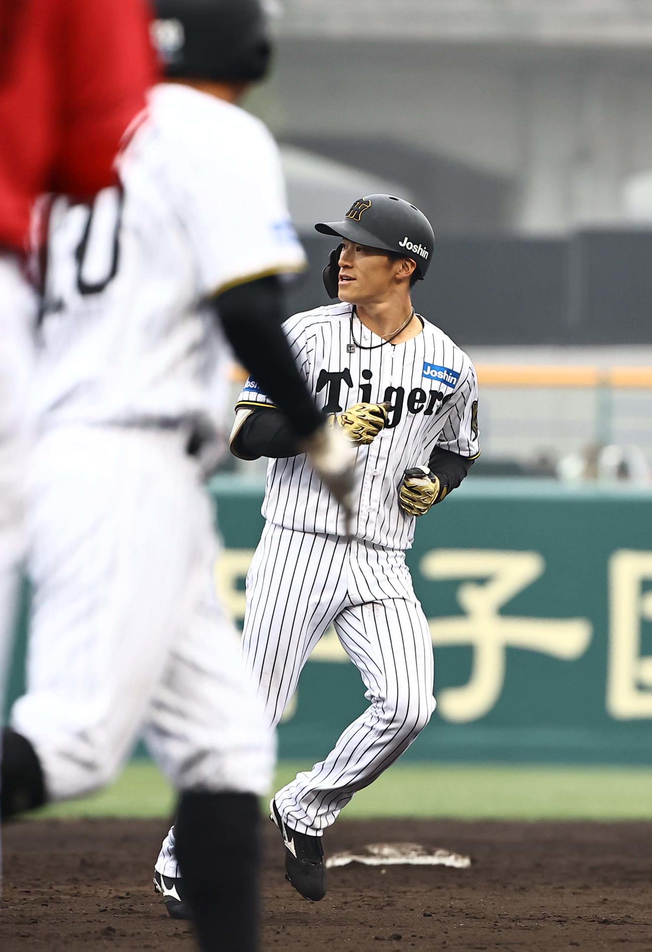 阪神対広島　9回裏阪神1死一、二塁、福島は中前にサヨナラ適時打を放つ（撮影・上田博志）