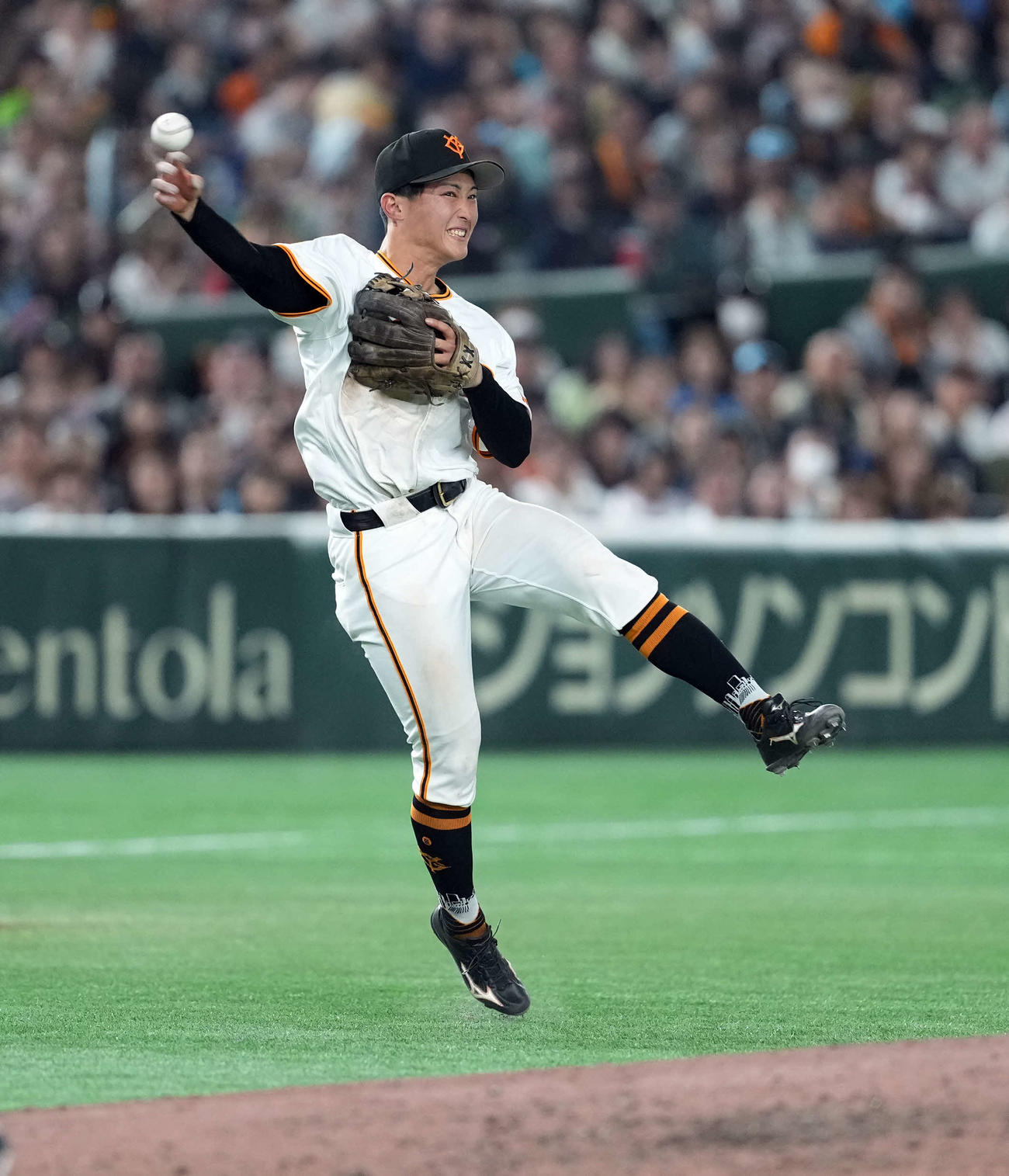 巨人対ヤクルト　7回表ヤクルト2死、伊藤の三ゴロをさばく浦田（撮影・たえ見朱実）