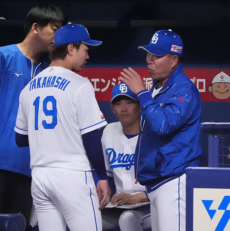 中日対DeNA 4回表終了、ベンチで高橋宏と言葉を交わす井上監督（右）（撮影・森本幸一）