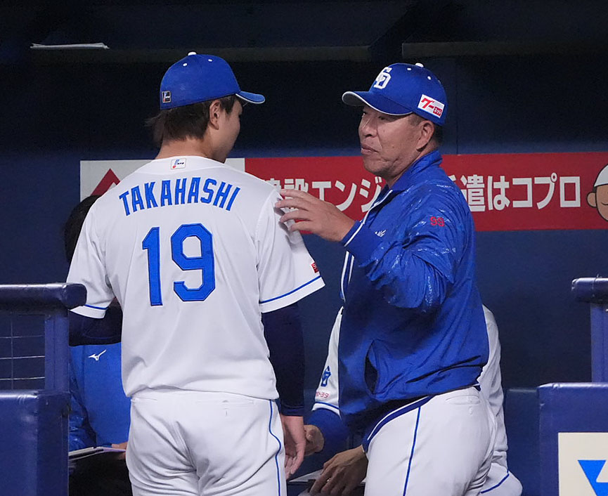 中日対DeNA 4回表終了、ベンチで高橋宏と言葉を交わす井上監督（右）（撮影・森本幸一）