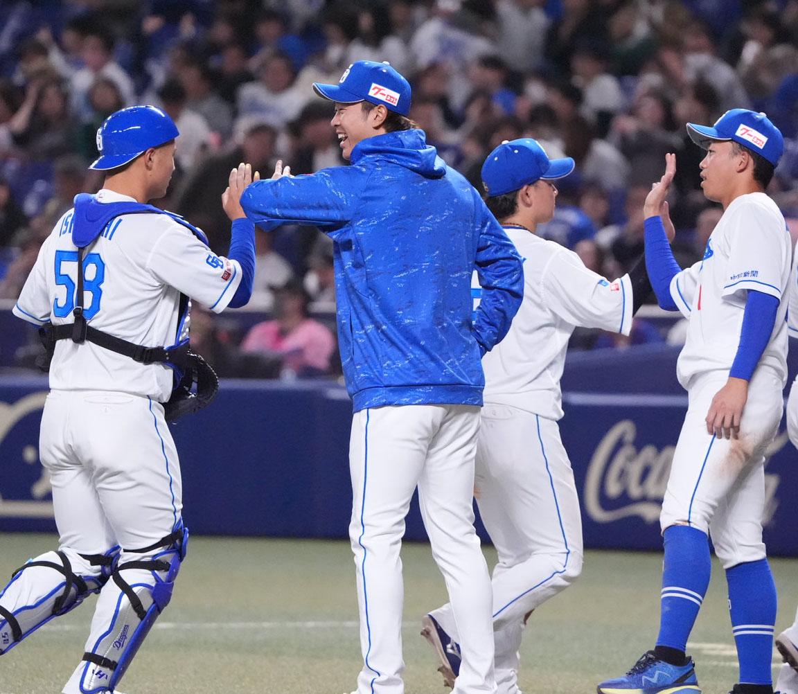 中日対DeNA　試合終了、明るい表情でナインを迎える高橋宏（左から2人目）（撮影・森本幸一）