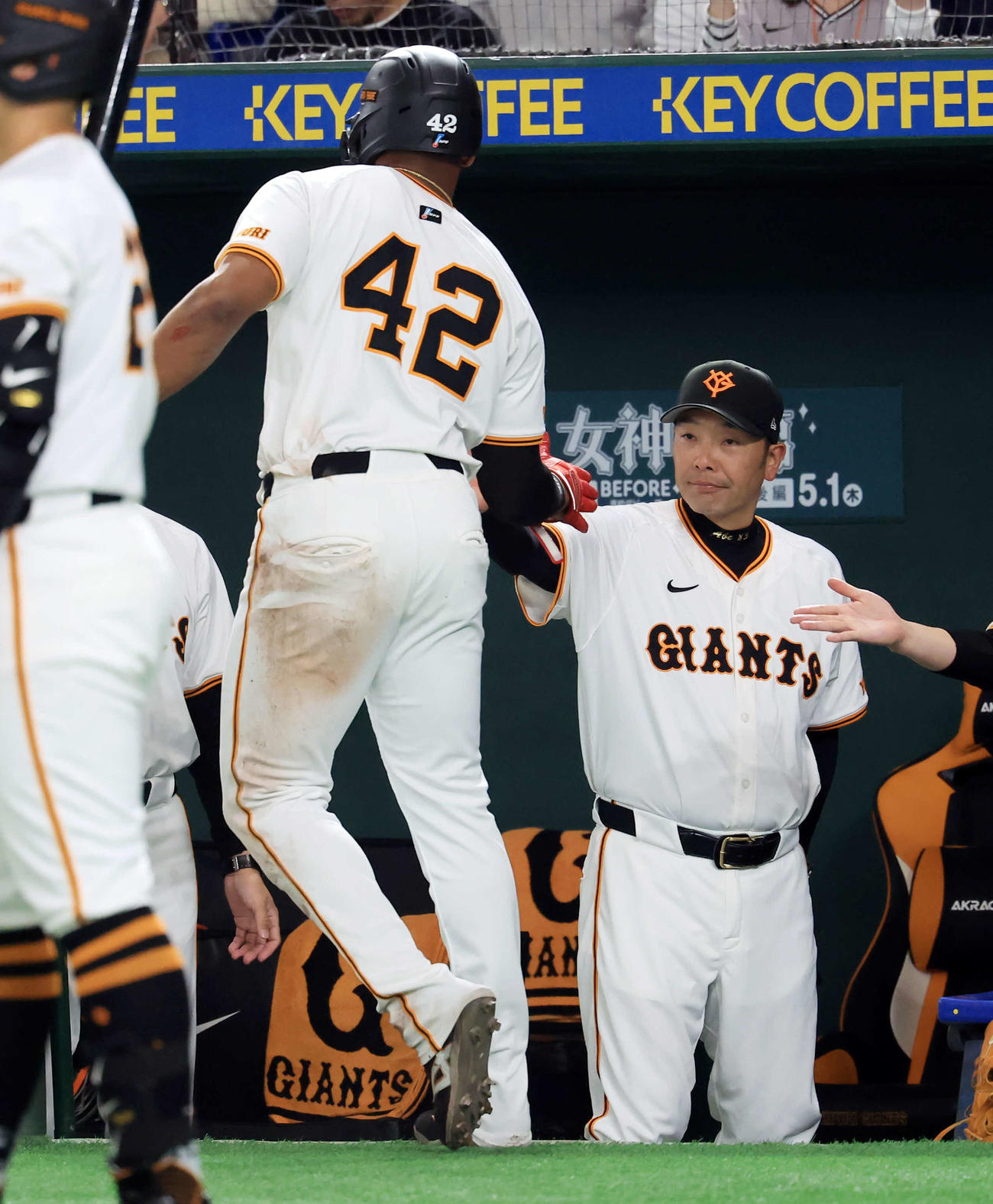 巨人対ヤクルト　1回裏巨人1死一塁、吉川の先制適時二塁打で生還したヘルナンデス（手前）を迎える阿部監督（撮影・浅見桂子）