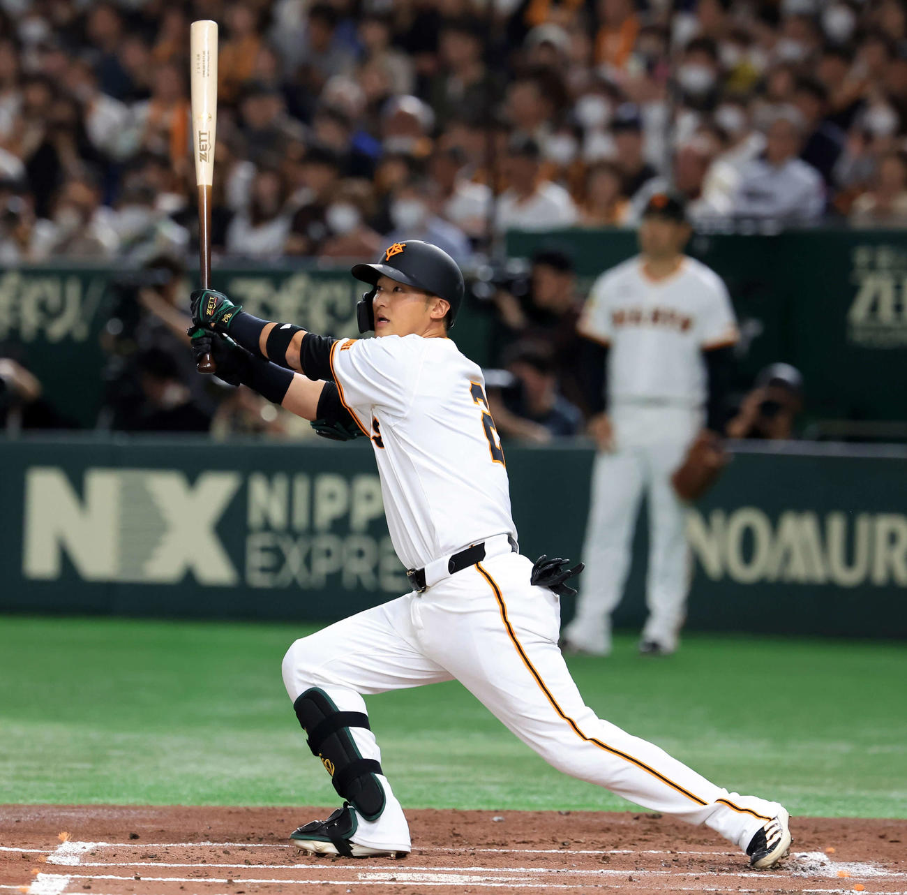 巨人対ヤクルト　1回裏巨人1死一塁、吉川は先制適時二塁打を放つ。奥は田中将（撮影・浅見桂子）