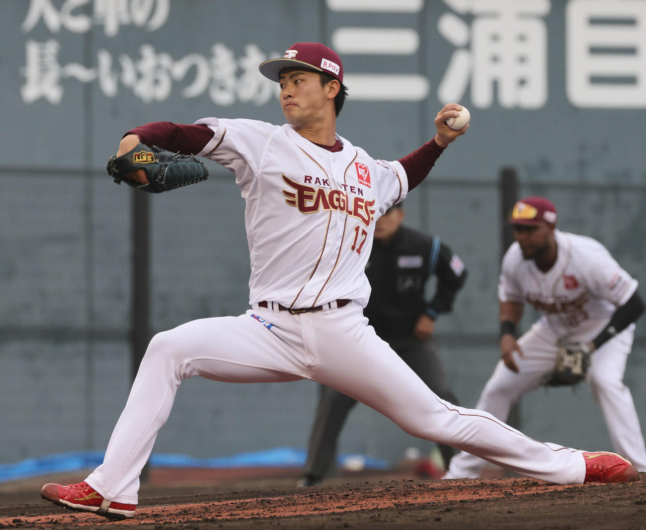 楽天対広島　4回表広島、楽天2番手の古謝（撮影・加藤孝規）