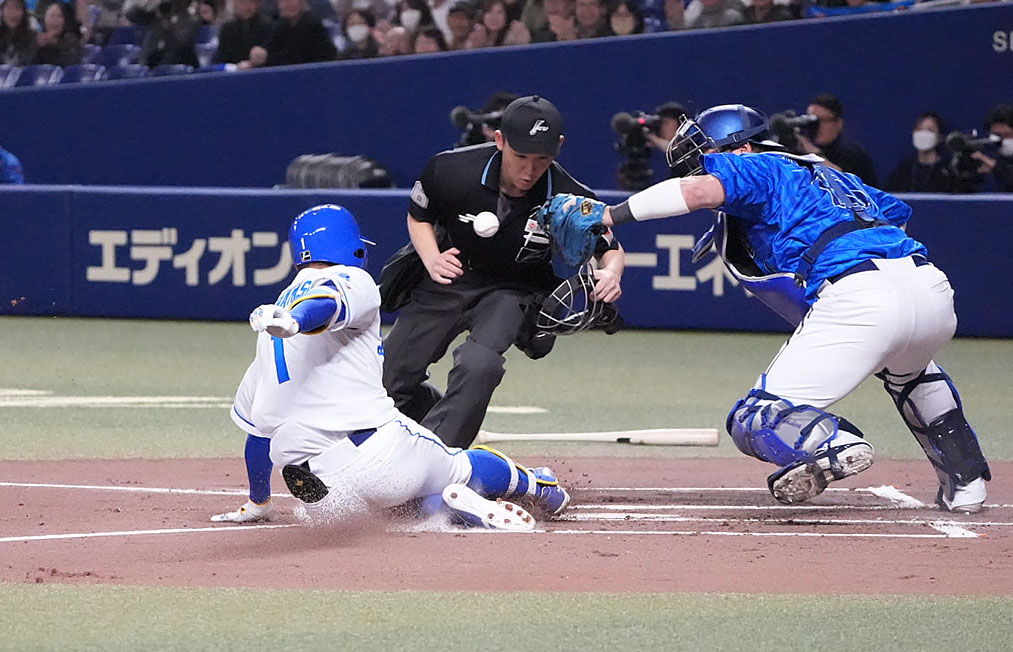 中日対DeNA 1回裏中日無死、相手守備の乱れる間に生還する岡林（左）捕手は戸柱（撮影・森本幸一）