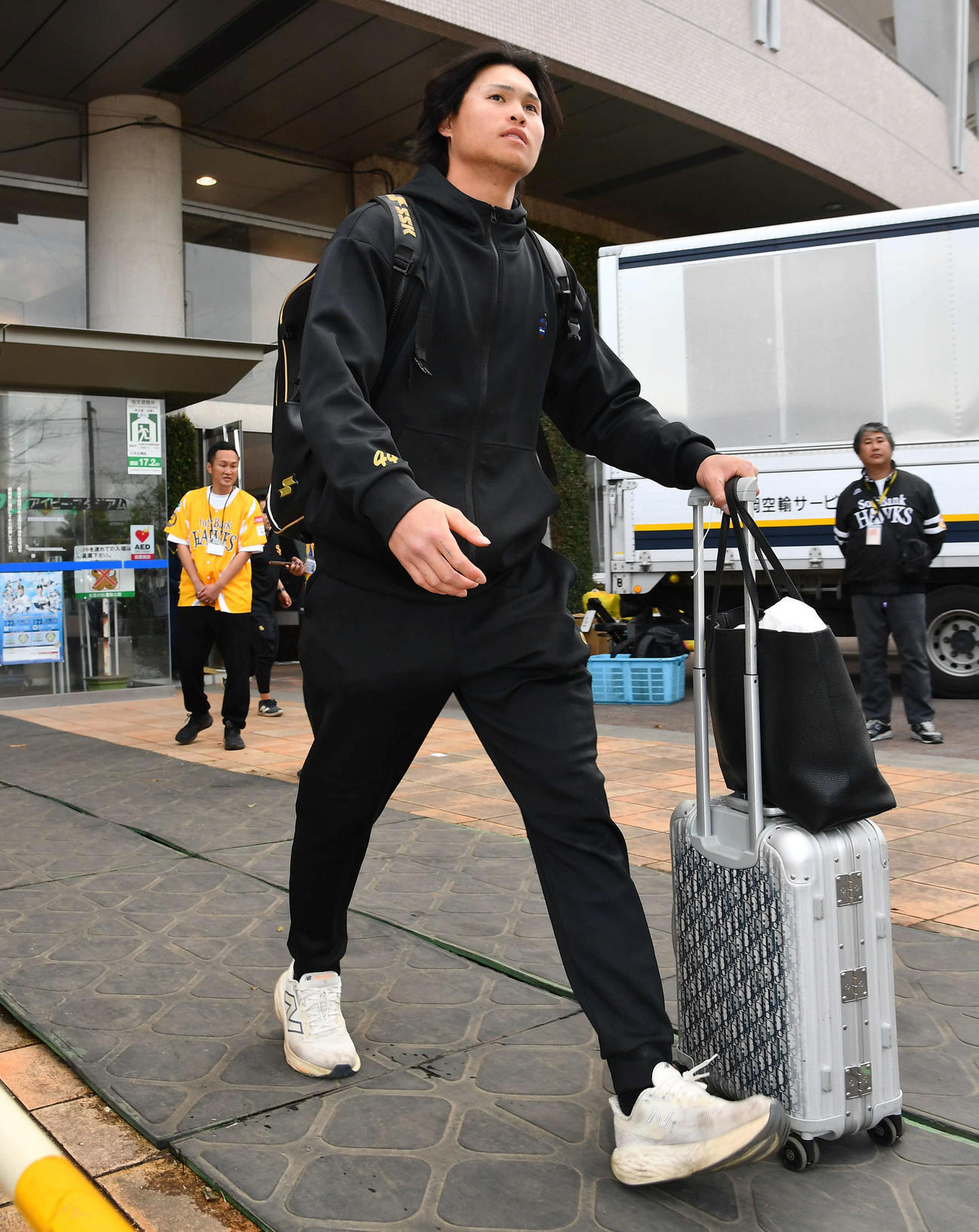 ソフトバンク対ロッテ　試合後、バスへ移動するソフトバンク笹川（撮影・岩下翔太）