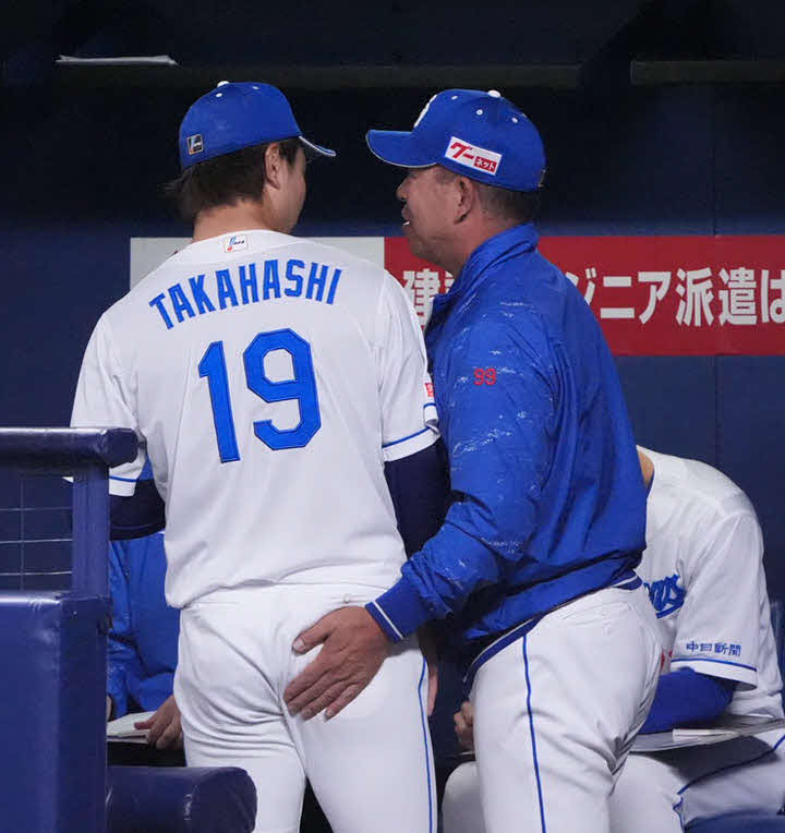 中日対DeNA 4回表終了後、ベンチで高橋宏と言葉を交わす井上監督（右）（撮影・森本幸一）