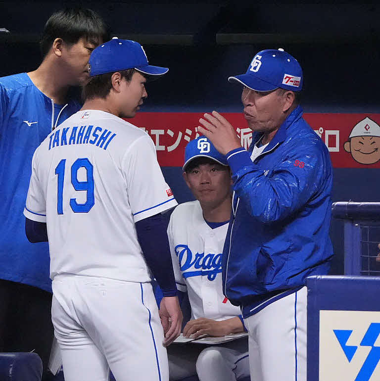 中日対DeNA 4回表終了後、ベンチで高橋宏と言葉を交わす井上監督（右）（撮影・森本幸一）