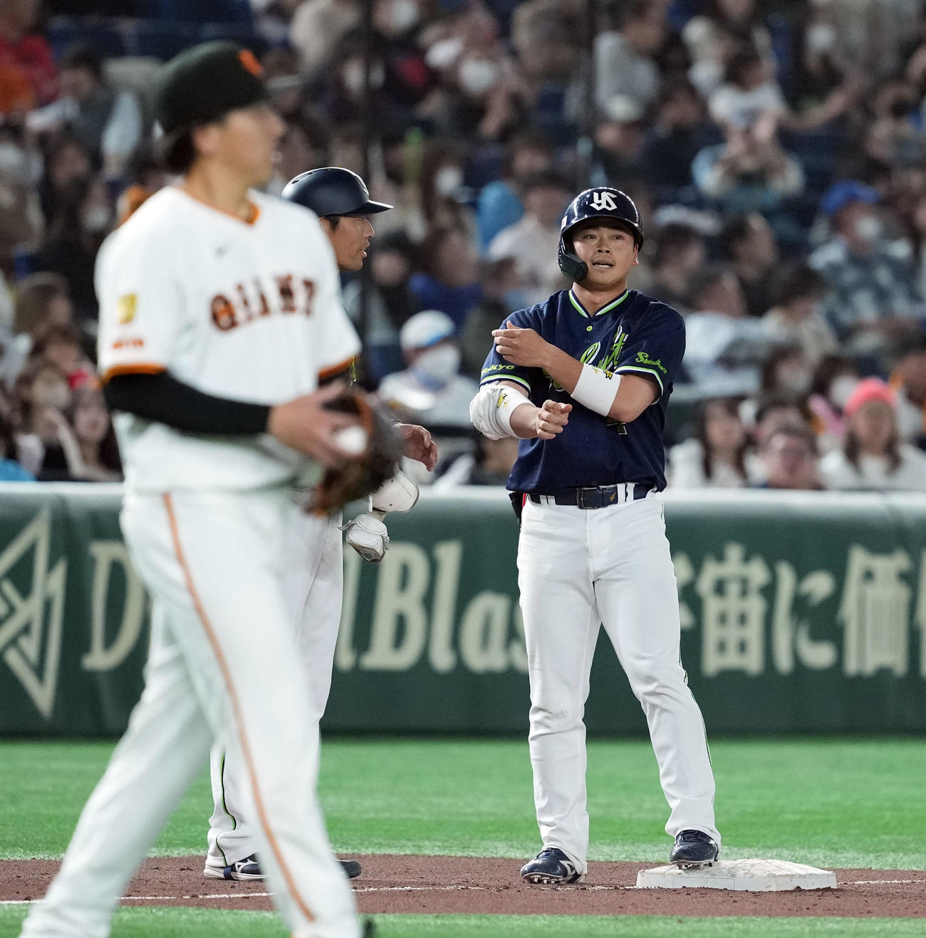 巨人対ヤクルト　9回表ヤクルト無死、大勢（左）から三塁打を放った丸山和（撮影・たえ見朱実）