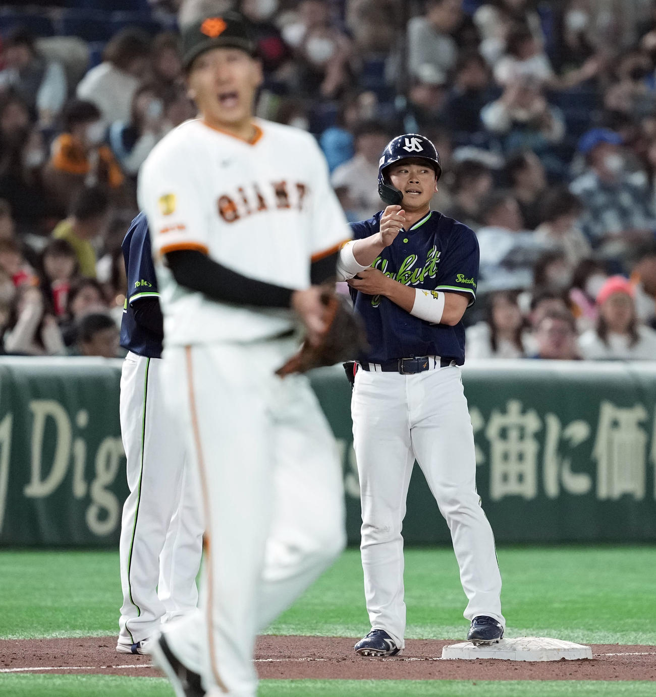 巨人対ヤクルト　9回表ヤクルト無死、大勢（左）から三塁打を放った丸山和（撮影・たえ見朱実）