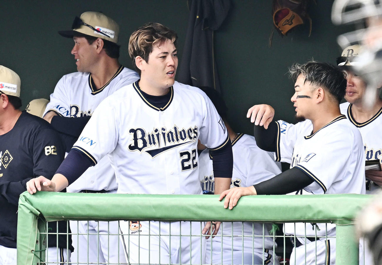 オリックス対西武　2回表を投げ終えたオリックス先発の九里（手前左）は森と話す（撮影・滝沢徹郎）