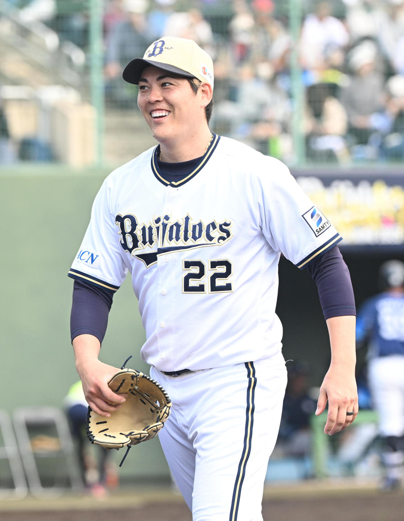 オリックス対西武　2回表を3人で抑え笑顔でベンチに戻るオリックス九里（撮影・和賀正仁）