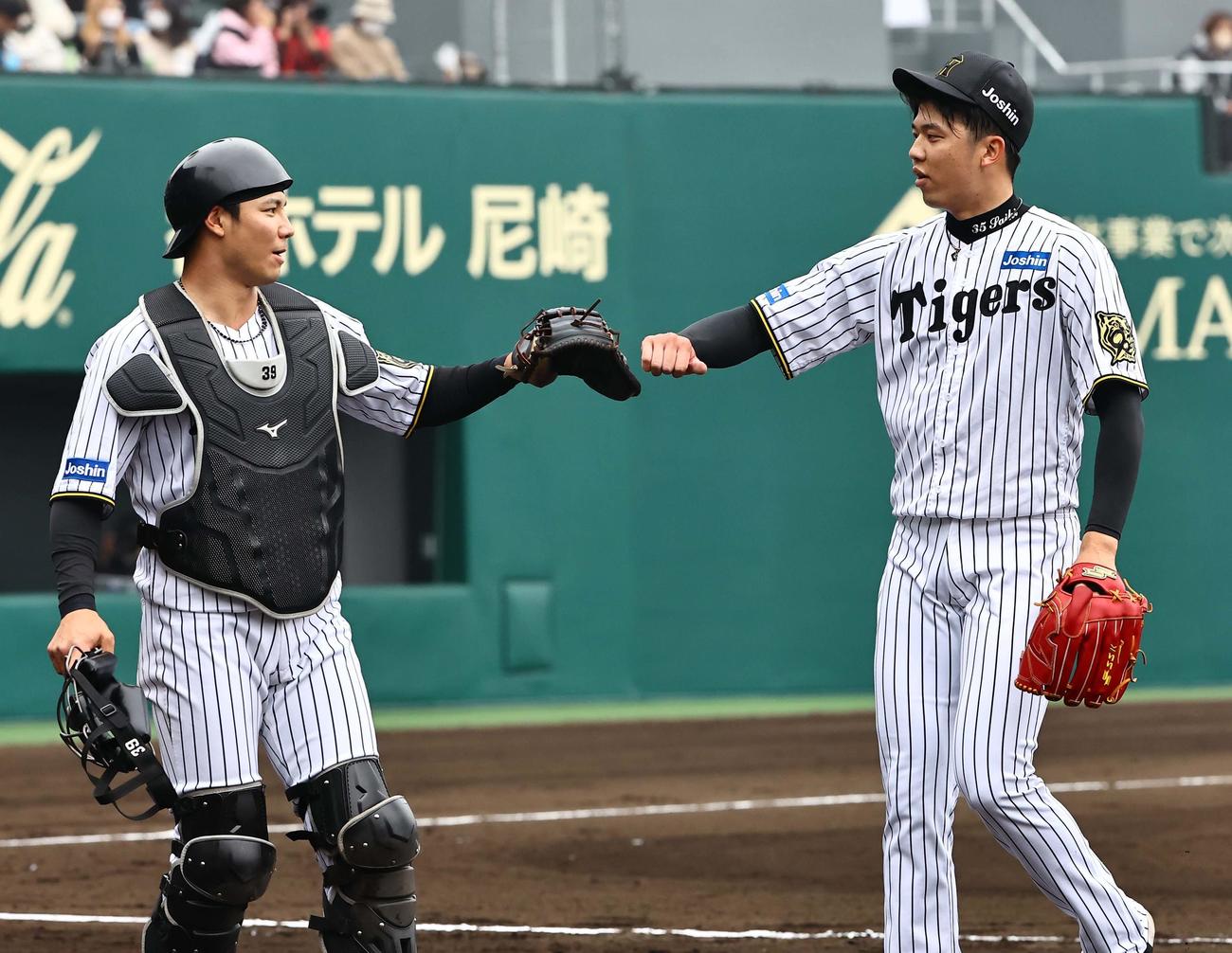 阪神対広島　好投する才木（右）は栄枝とタッチする（撮影・上田博志）