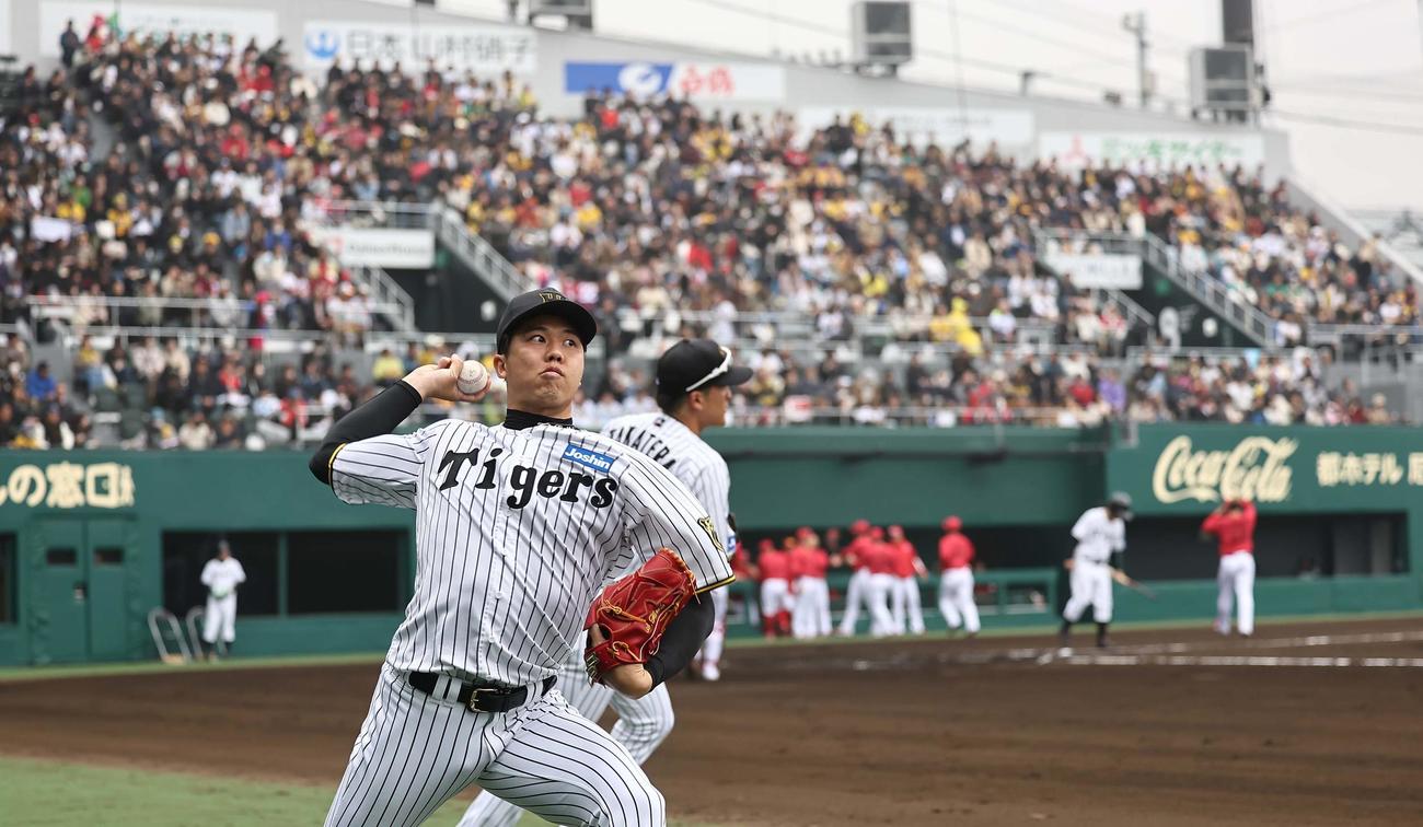 阪神対広島　ベンチ前でキャッチボールをする才木（撮影・上田博志）