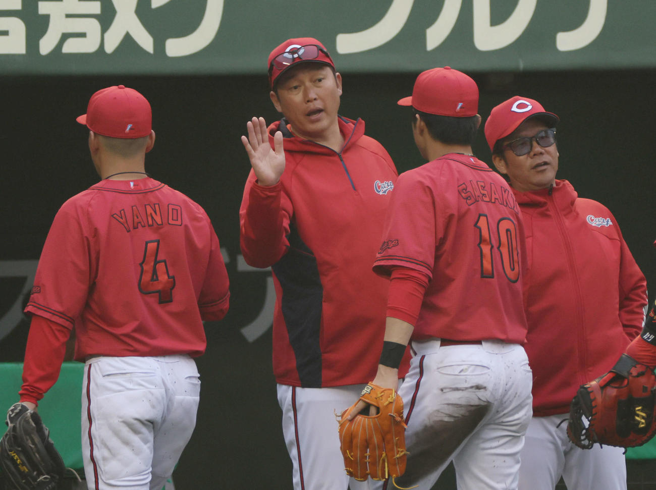 楽天対広島　ドラフト1位の佐々木を迎える新井監督（中央）（撮影・加藤孝規）