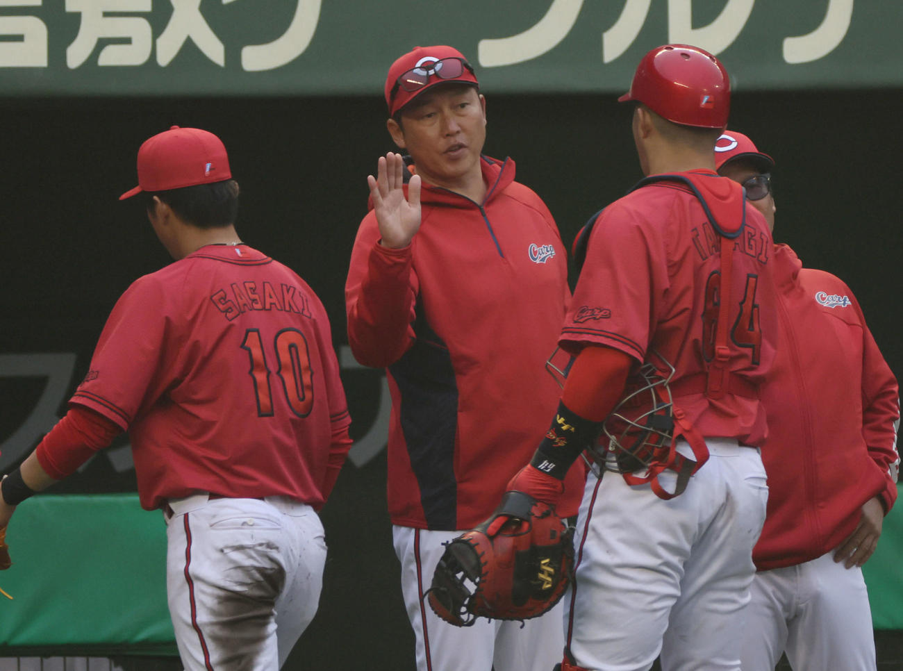 楽天対広島　高木（右）と佐々木（左）を迎える新井監督（撮影・加藤孝規）