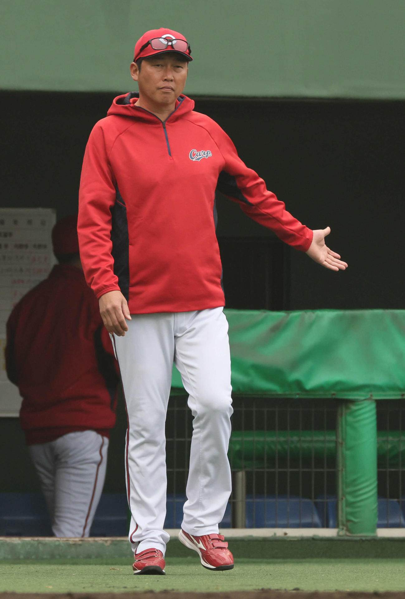 楽天対広島　4回表終了時、交代を告げる広島新井監督（撮影・加藤孝規）