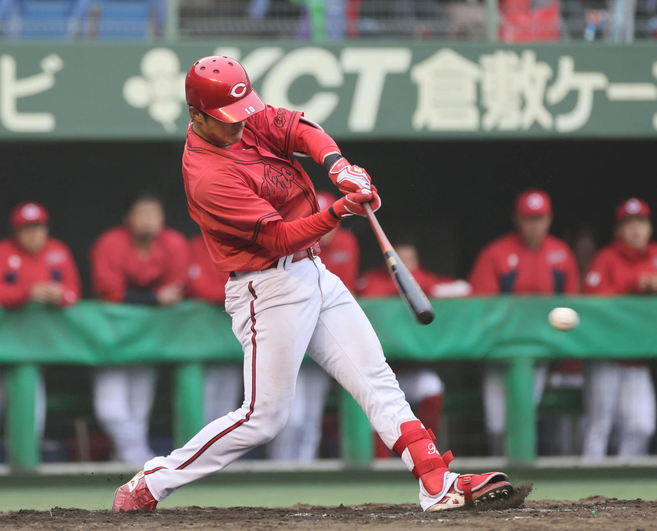 楽天対広島　9回表広島無死一塁、ドラフト1位の佐々木は中前打を放つ（撮影・加藤孝規）