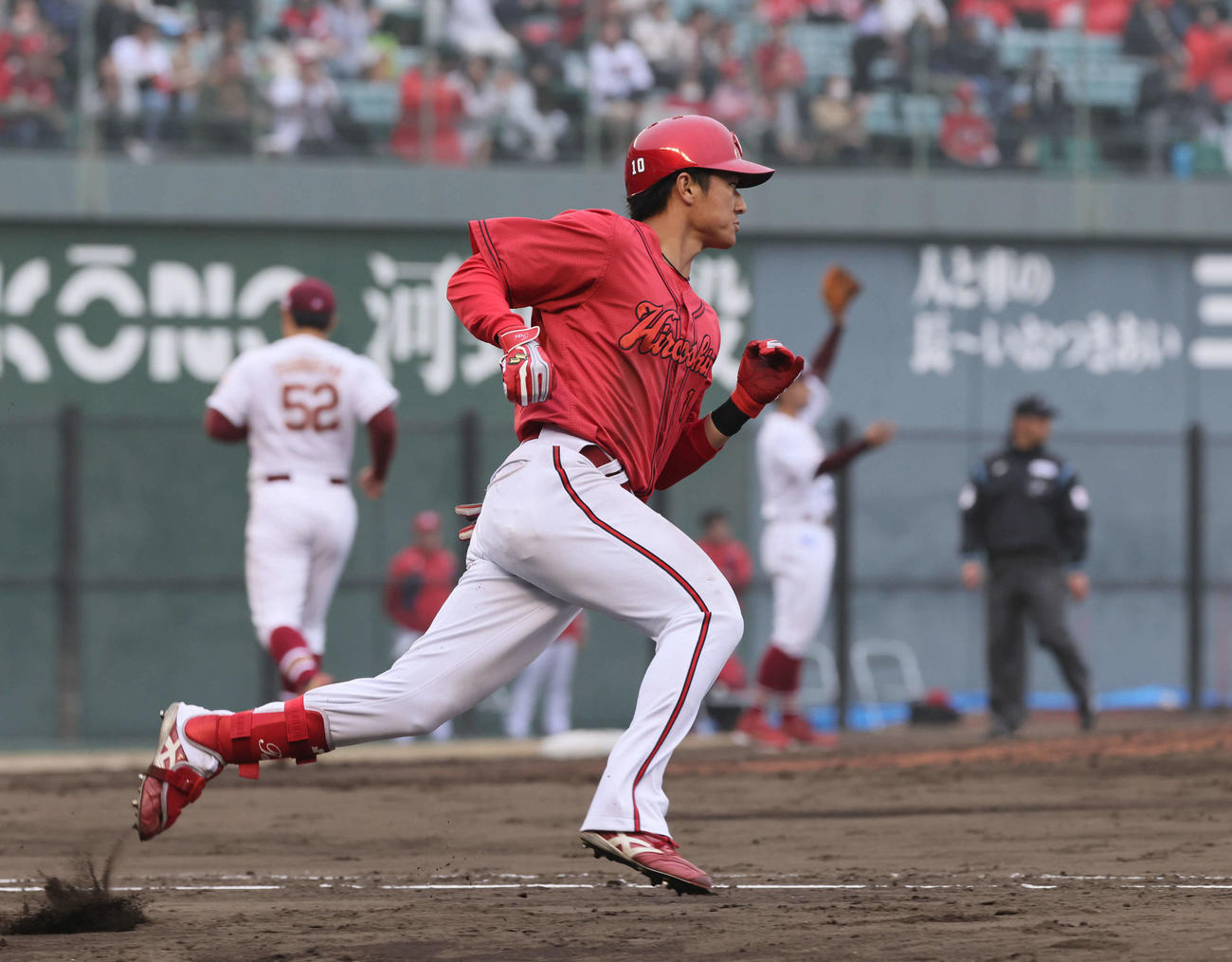 楽天対広島　9回表広島無死一塁、ドラフト1位の佐々木は中前打を放つ（撮影・加藤孝規）