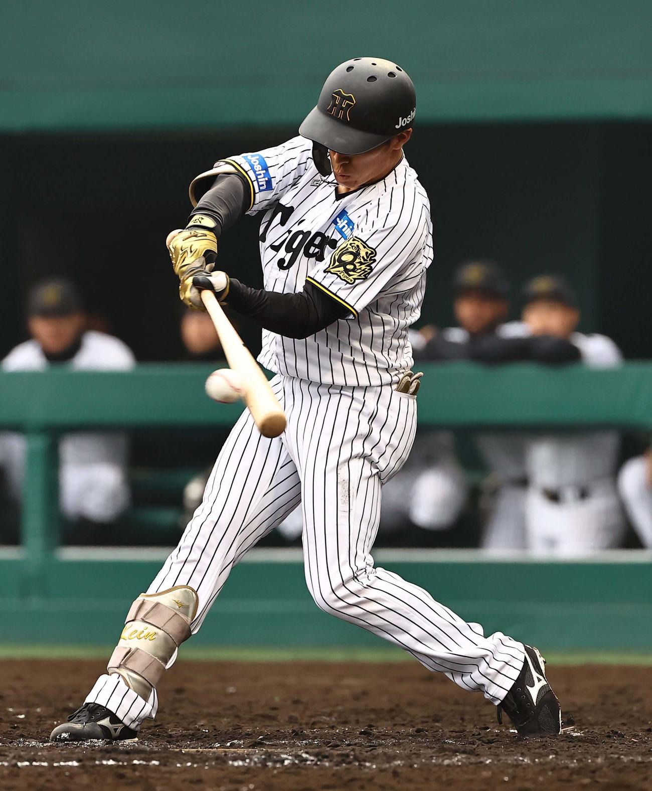 阪神対広島　9回裏阪神1死一、二塁、福島はサヨナラ適時二塁打を放つ（撮影・上田博志）