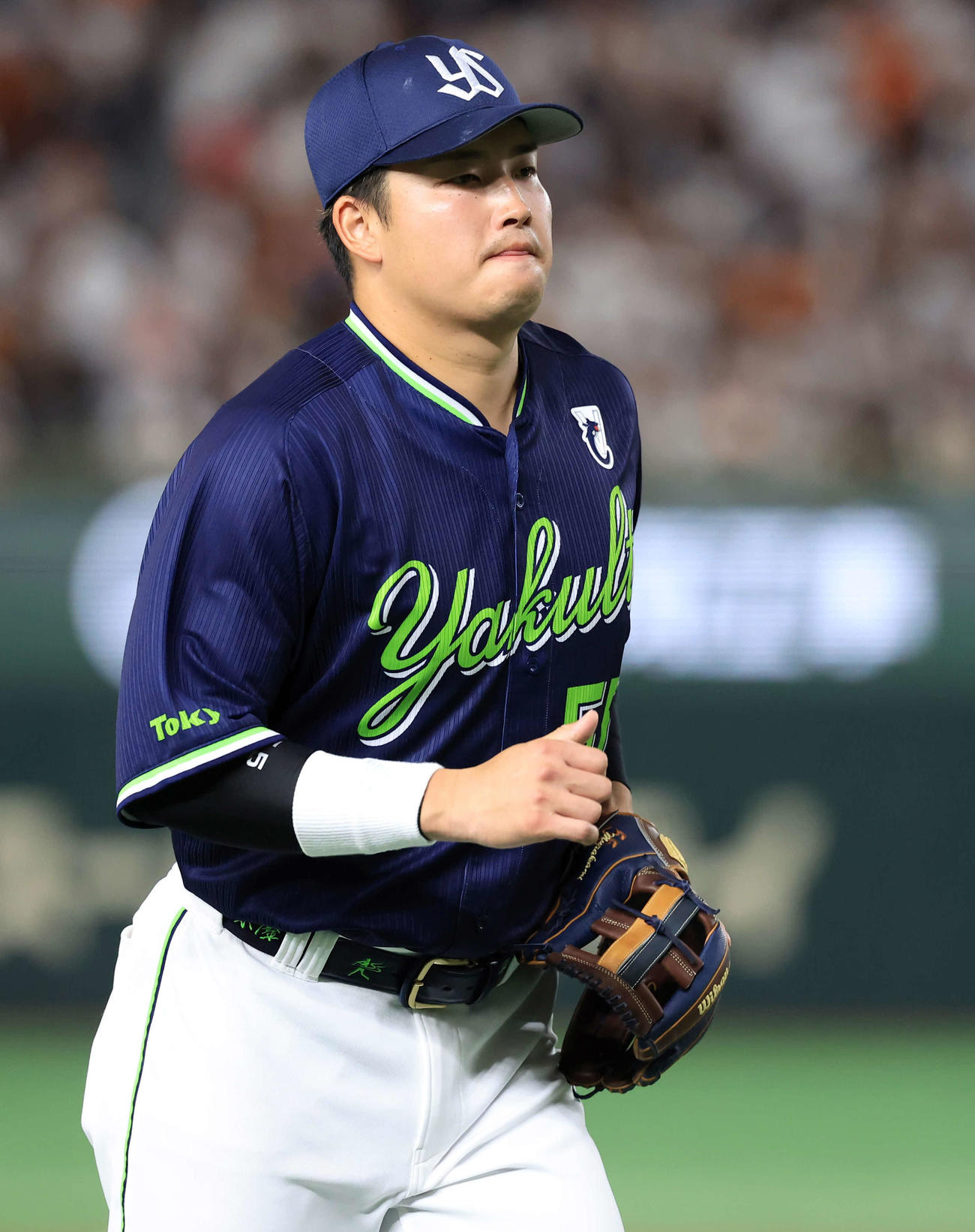 巨人対ヤクルト　新しいグラブで守備に就くヤクルト村上（撮影・浅見桂子）