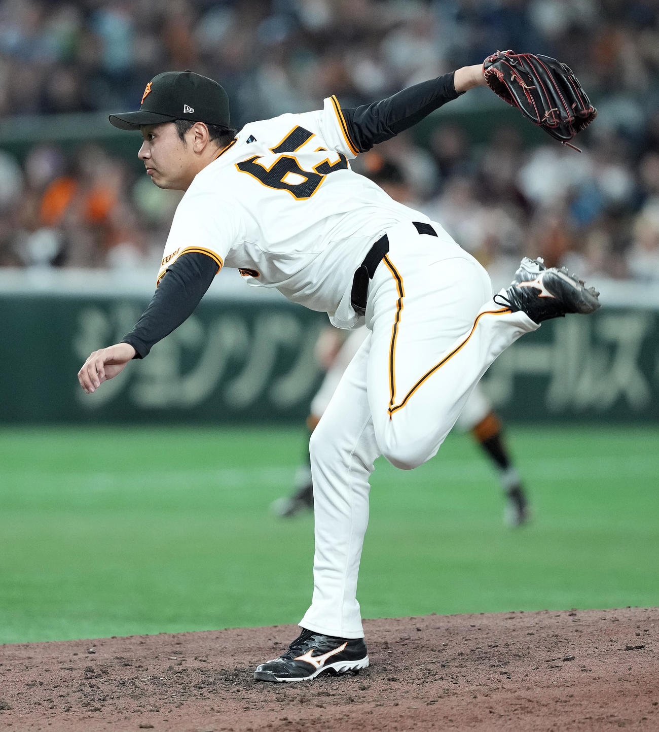 巨人対ヤクルト　6回からマウンドに上がった巨人石川（撮影・たえ見朱実）