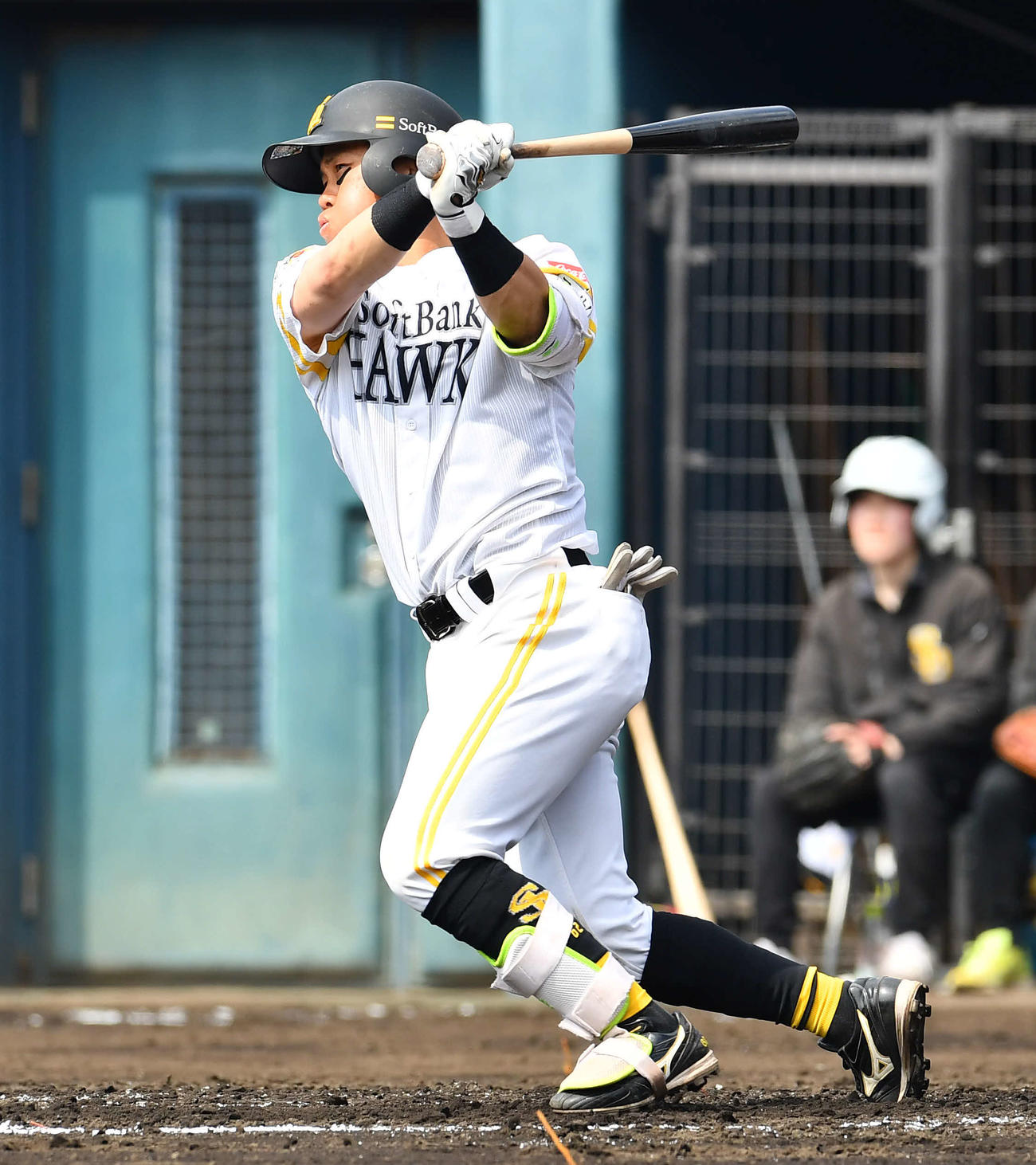 ソフトバンク対ロッテ　2回裏ソフトバンク2死二塁、海野は先制の左越え適時二塁打を放つ（撮影・岩下翔太）