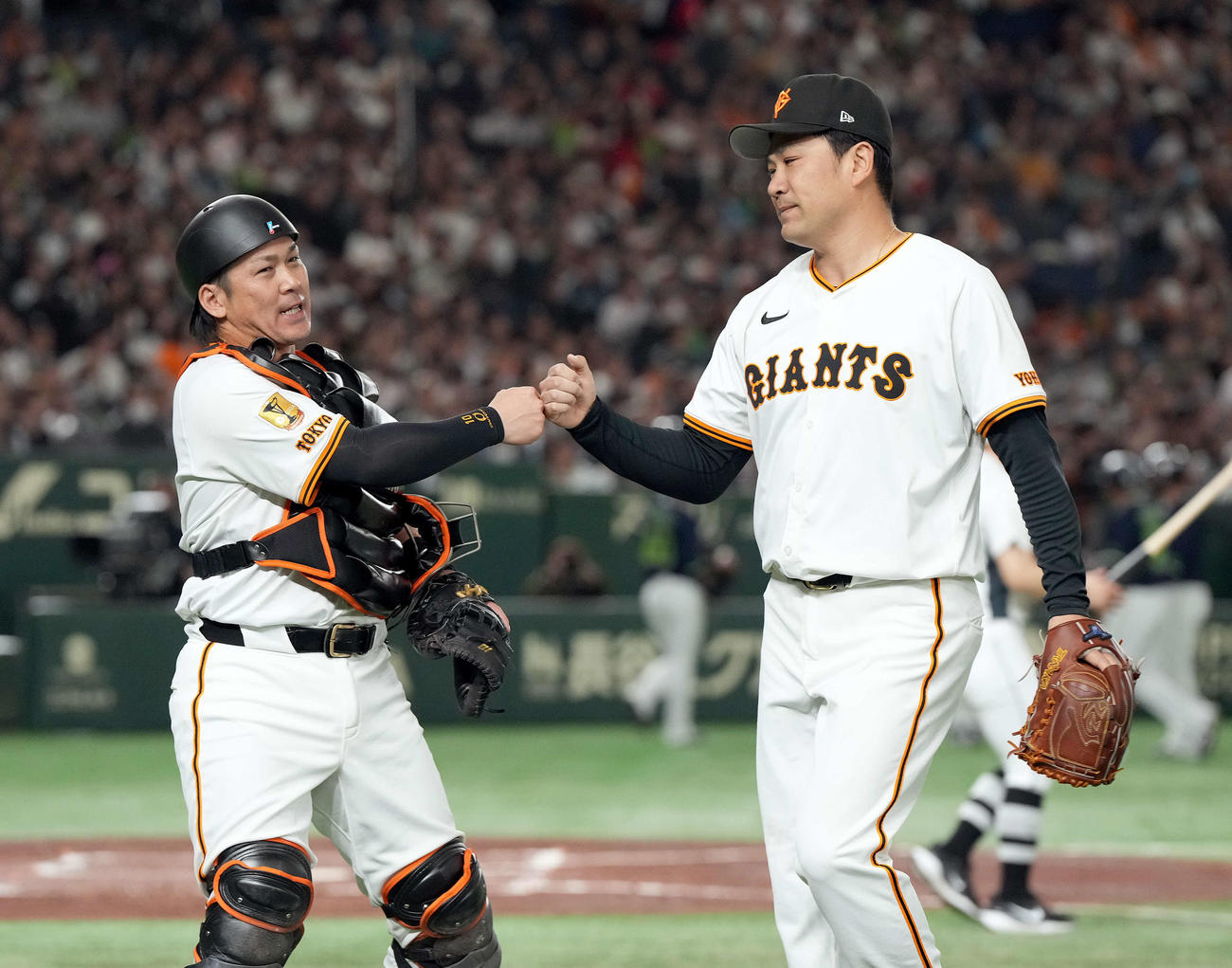 巨人対ヤクルト　2回を投げ2安打無失点に抑えた巨人の先発田中将（右）は甲斐とグータッチを交わす（撮影・たえ見朱実）