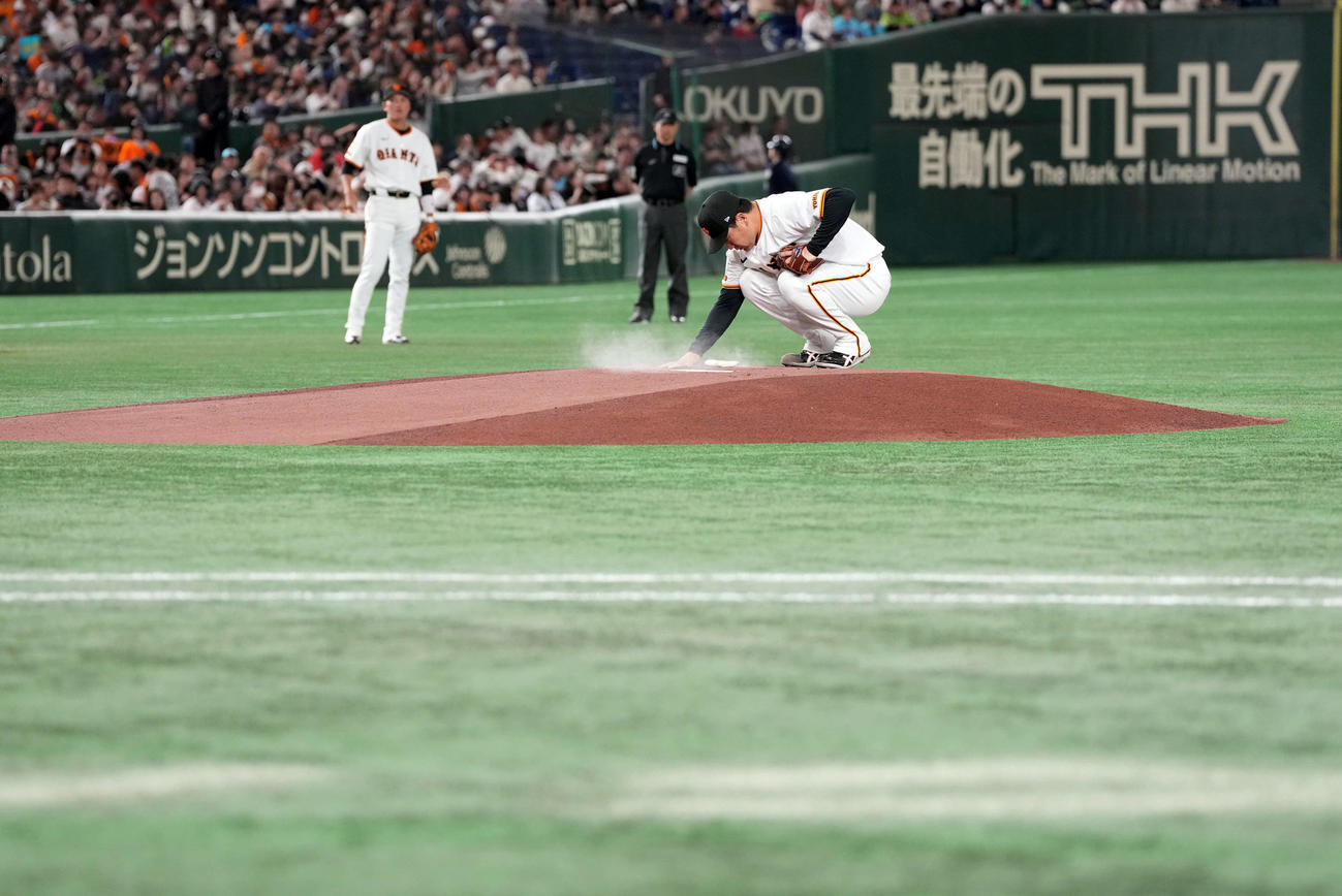 巨人対ヤクルト　マウンドに上がった巨人の先発田中将は、プレートに手を置き集中する（撮影・たえ見朱実）
