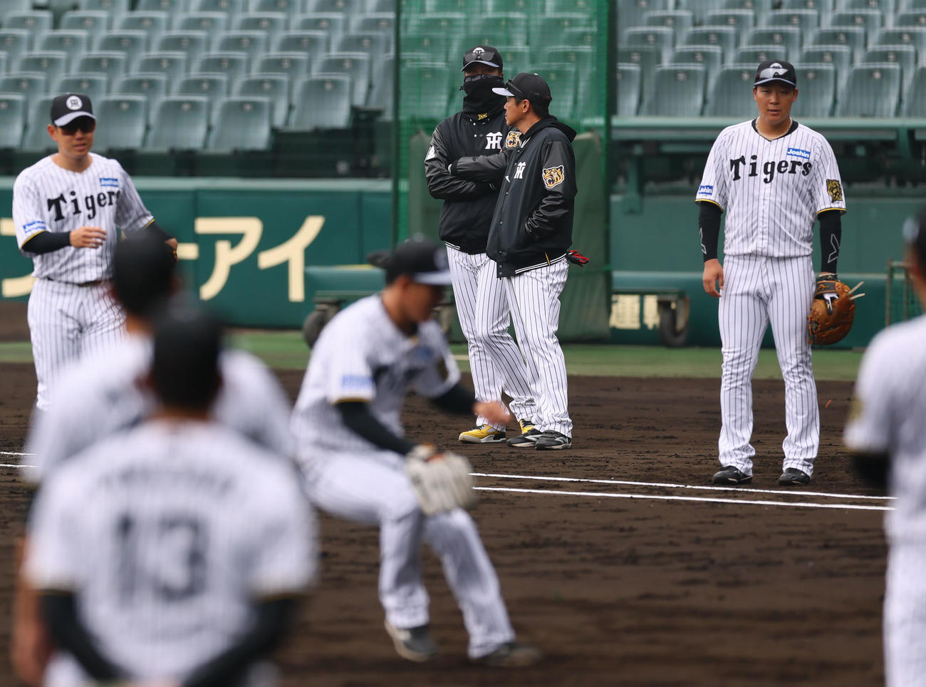 投内連係を見つめる藤川監督（中央左）（撮影・藤尾明華）