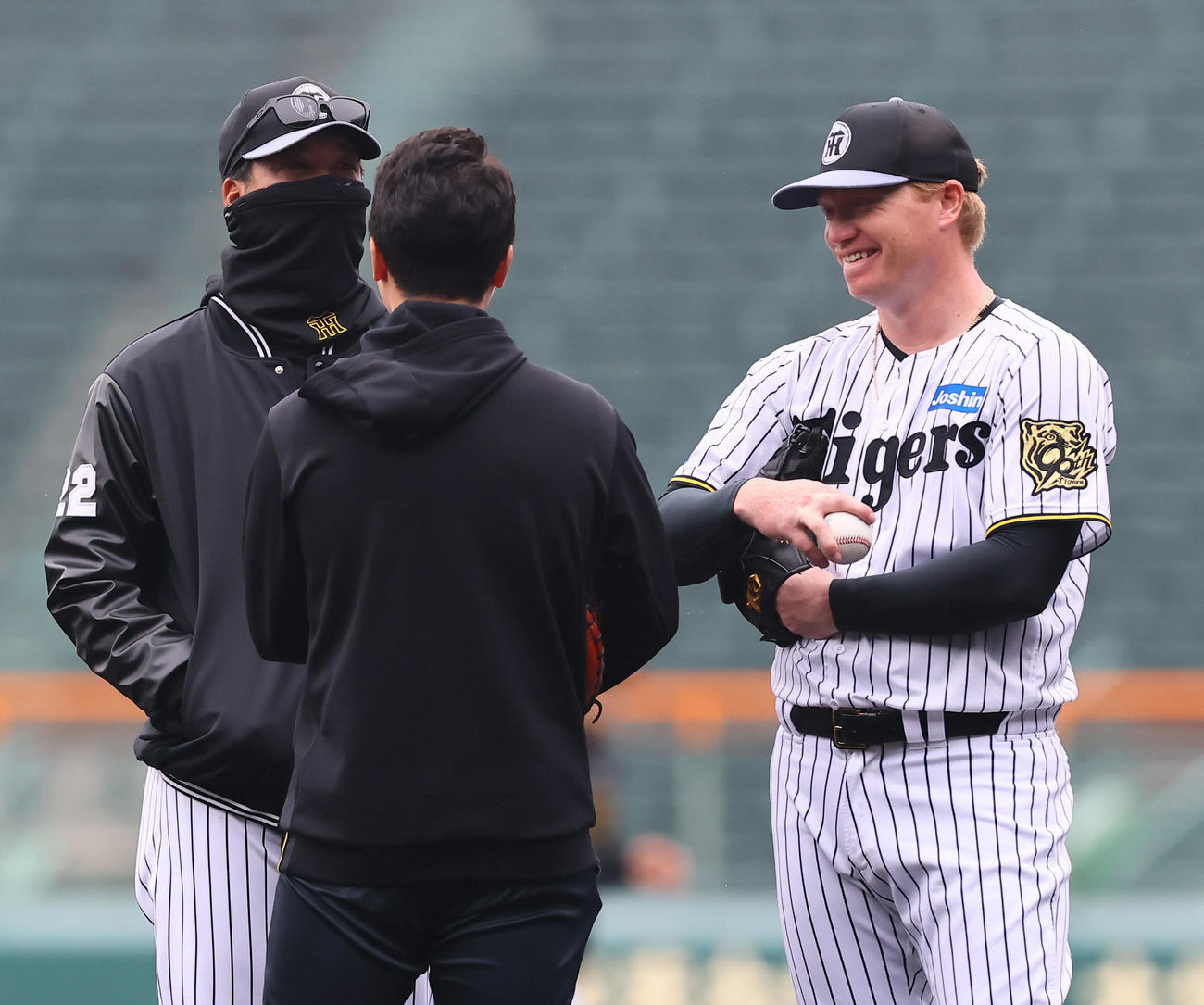 マウンドでの投球練習を終え、藤川監督（左）と話しをするネルソン（撮影・藤尾明華）