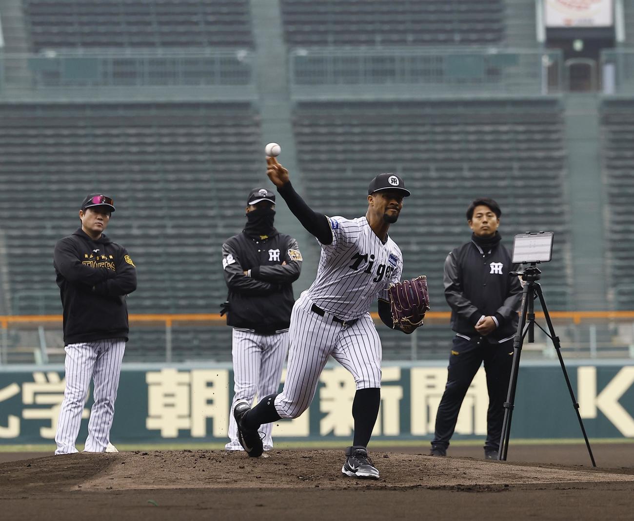 甲子園のマウンドで投球練習するデュプランティエ（撮影・藤尾明華）