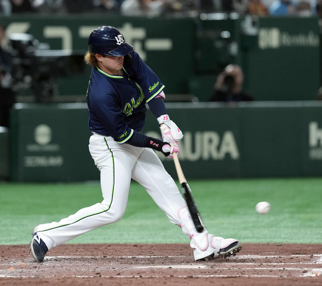 巨人対ヤクルト　4回表ヤクルト1死二、三塁、左翼線に2点適時二塁打を放つ浜田（撮影・たえ見朱実）
