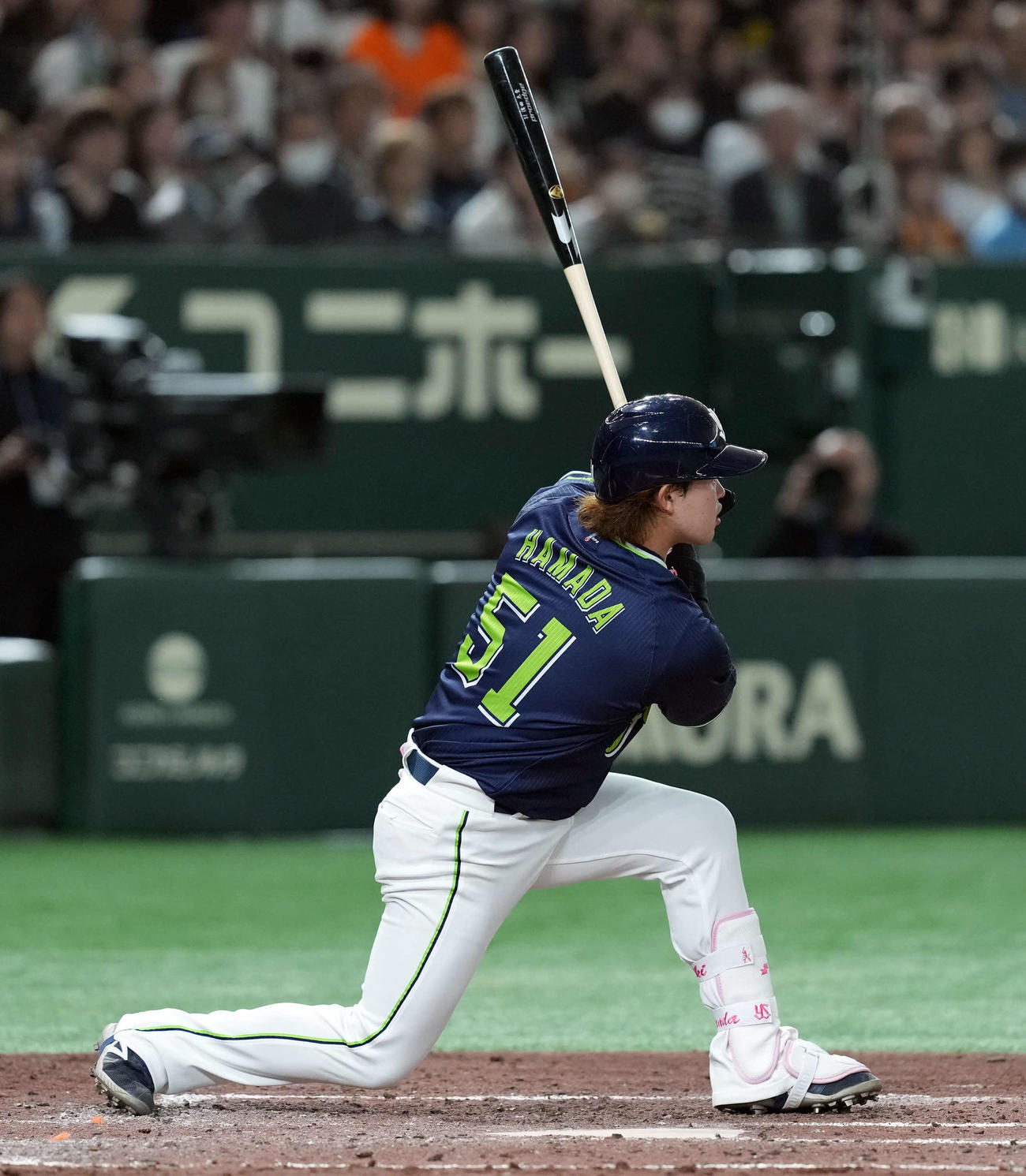 巨人対ヤクルト　4回表ヤクルト1死二、三塁、左翼線に2点適時二塁打を放つ浜田（撮影・たえ見朱実）