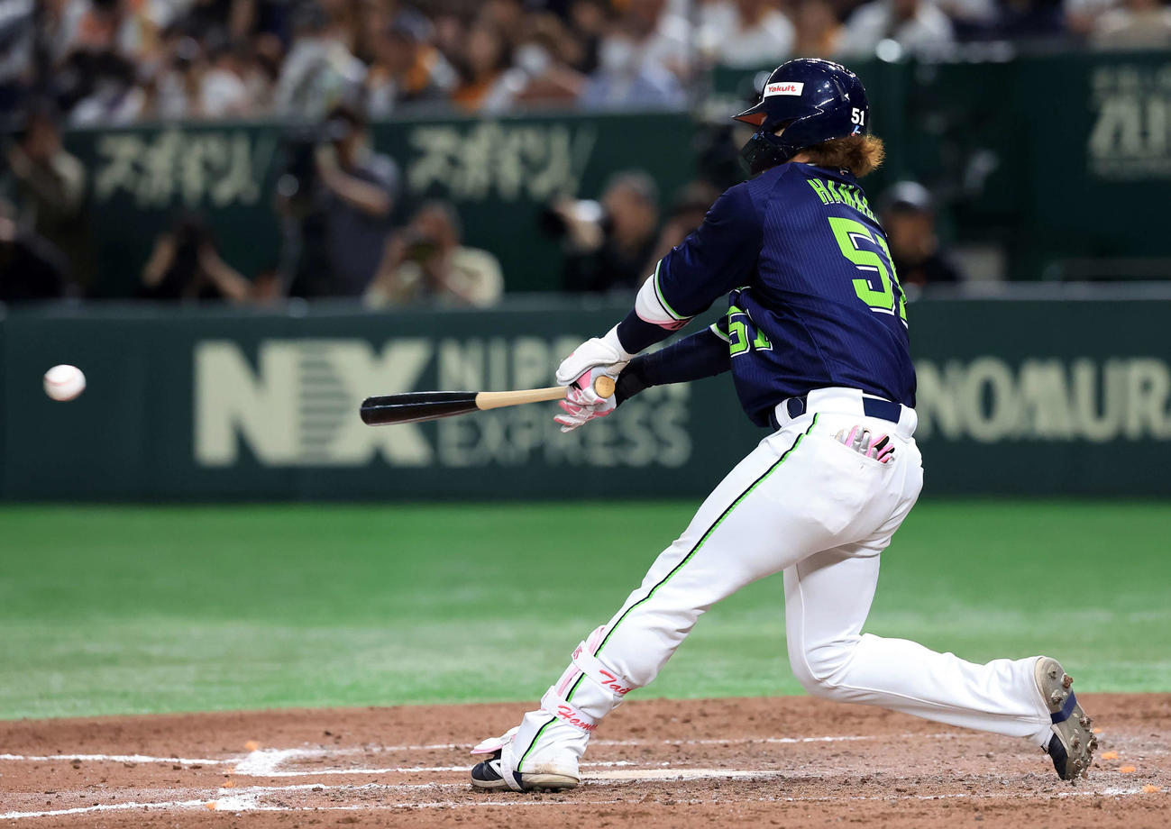 巨人対ヤクルト　8回表ヤクルト2死二塁、浜田は左前打を放つ（撮影・浅見桂子）