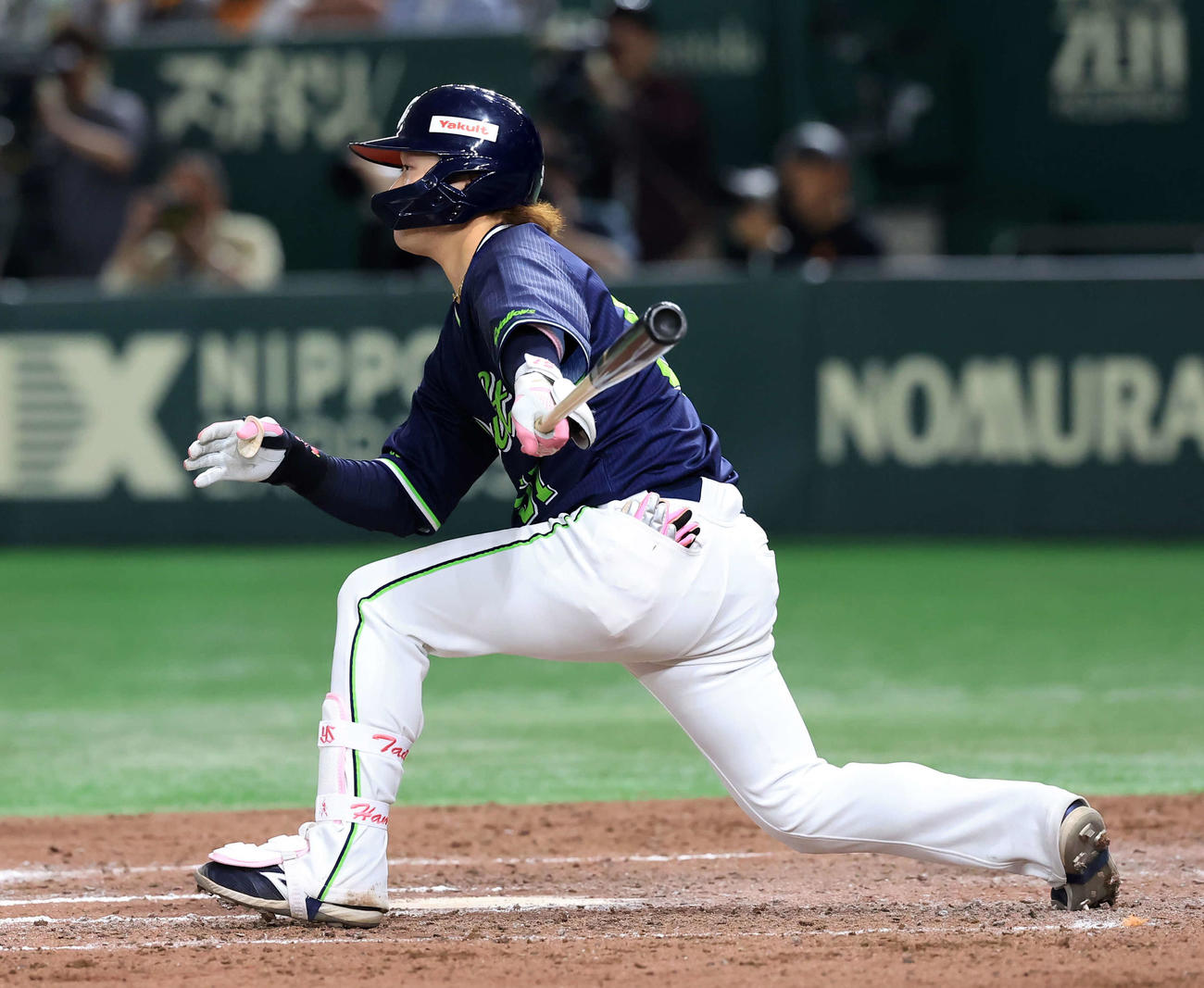 巨人対ヤクルト　8回表ヤクルト2死二塁、浜田は左前打を放つ（撮影・浅見桂子）