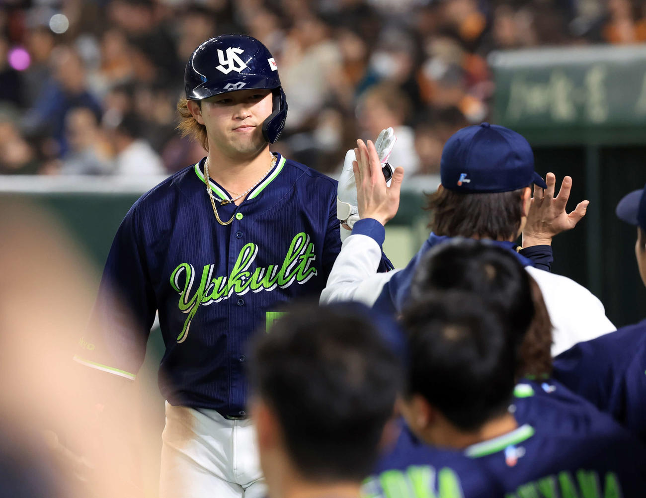 巨人対ヤクルト　8回表ヤクルト2死二塁、浜田は左前打を放ちナインとハイタッチ（撮影・浅見桂子）