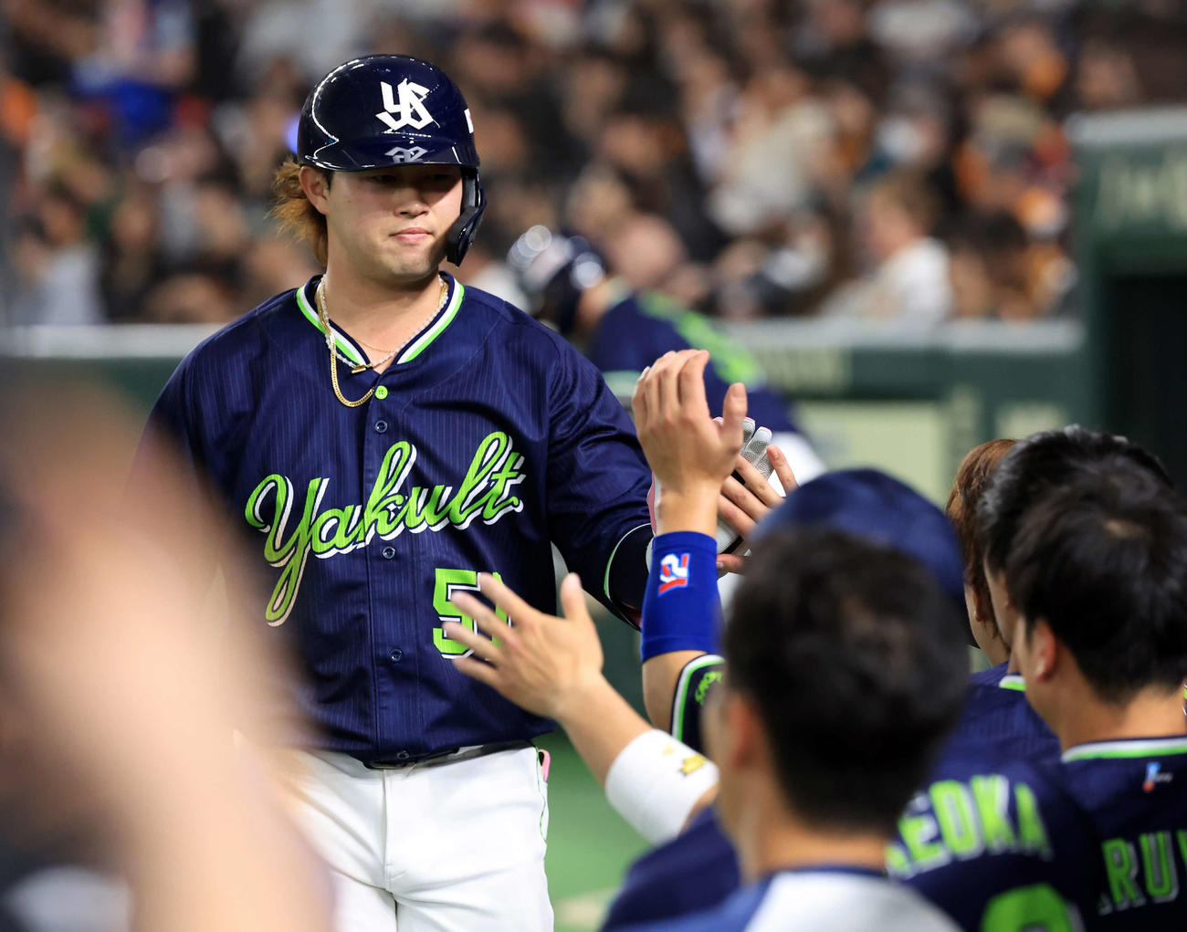 巨人対ヤクルト　8回表ヤクルト2死二塁、浜田は左前打を放ちナインとハイタッチ（撮影・浅見桂子）