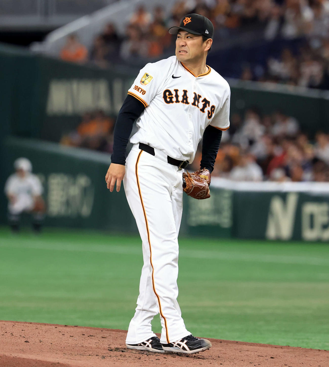 巨人対ヤクルト　2回表ヤクルト1死、浜田に二塁打を許し、悔しそうな表情の田中将（撮影・浅見桂子）