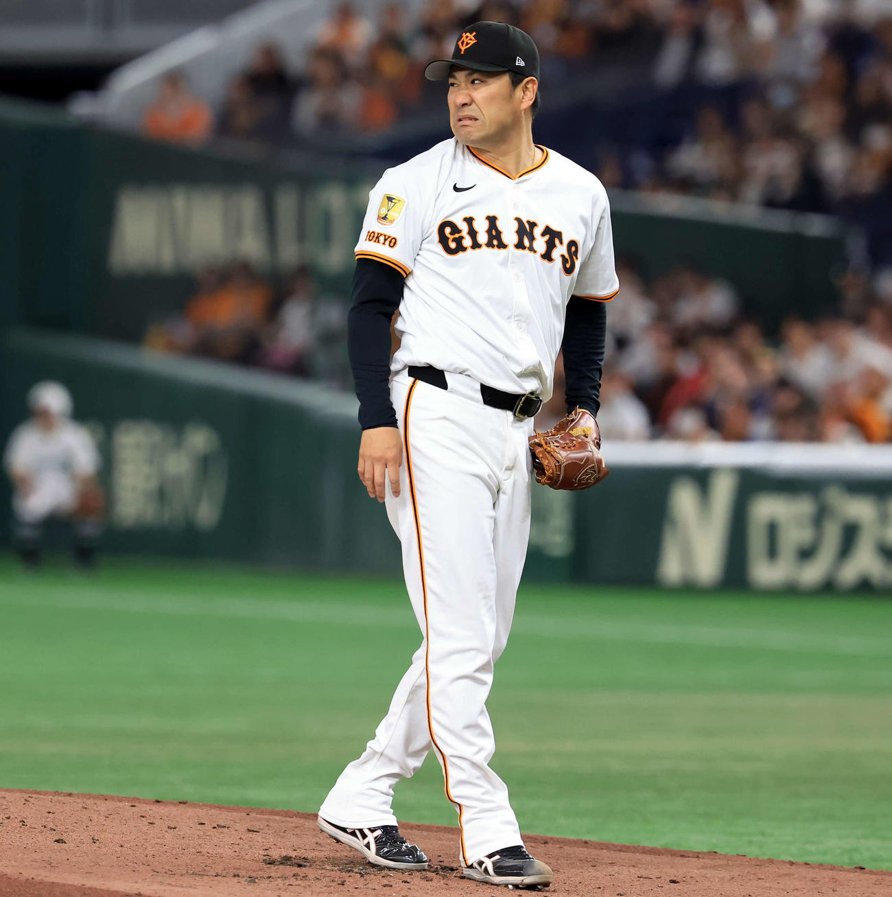 巨人対ヤクルト　2回表ヤクルト1死、浜田に二塁打を許し、悔しそうな表情の田中将（撮影・浅見桂子）