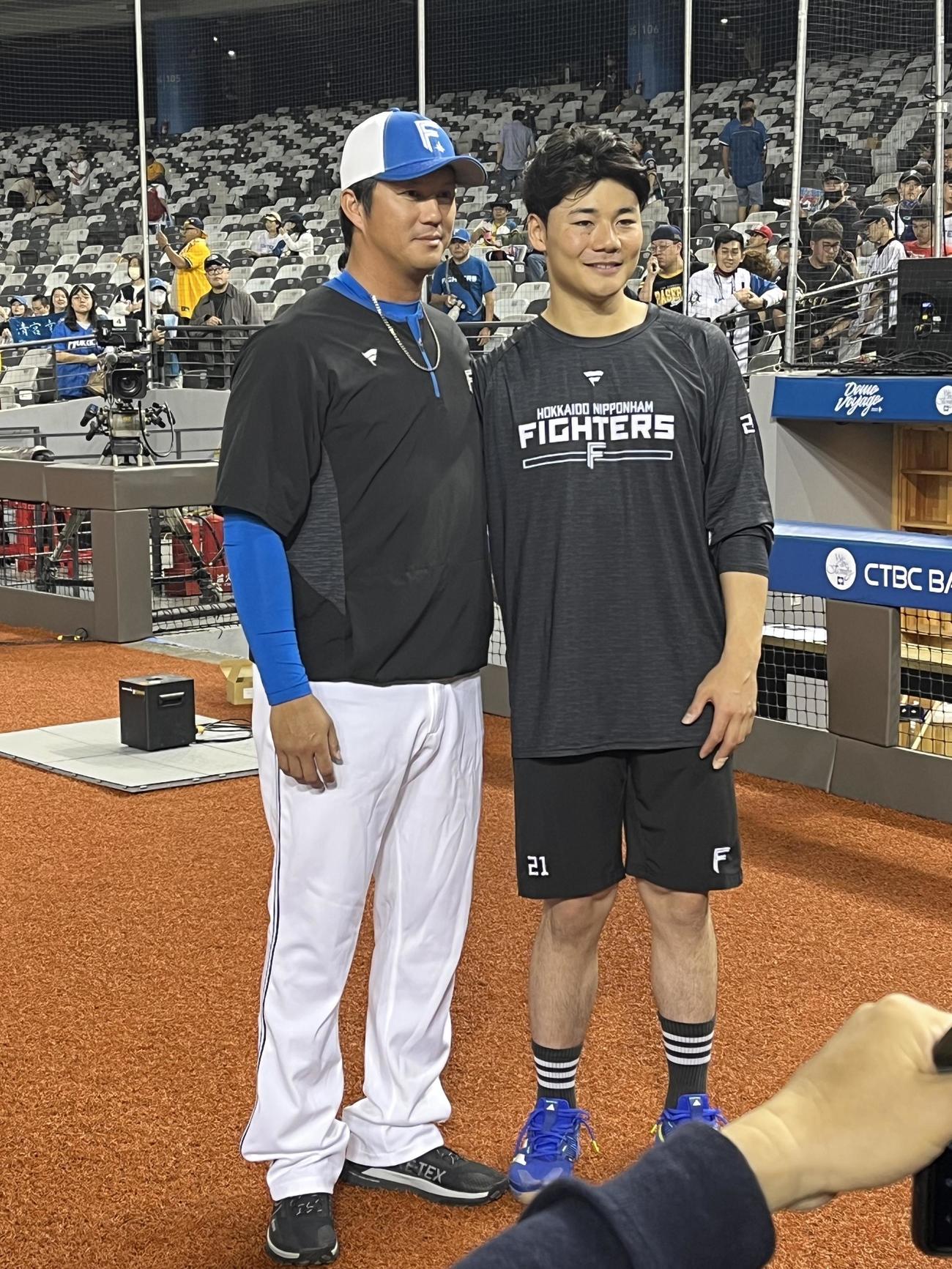 臨時コーチの高氏とならば笑顔の日本ハム清宮（撮影・永野高輔）
