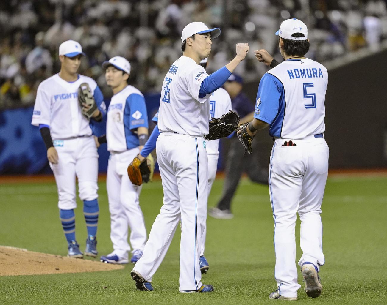 台湾・中信に勝利し喜ぶ日本ハムナイン（共同）