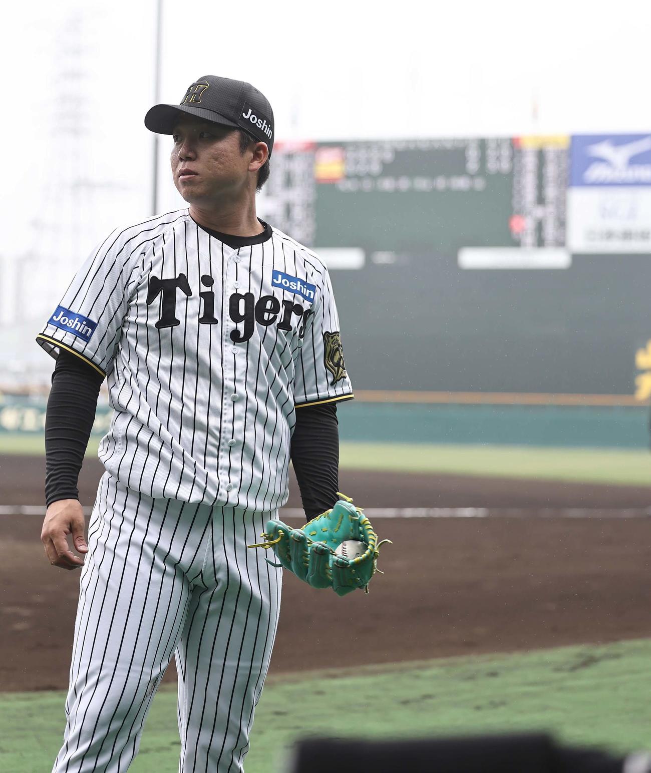 阪神対広島　2番手の村上はベンチ前で試合を見守る（撮影・上田博志）