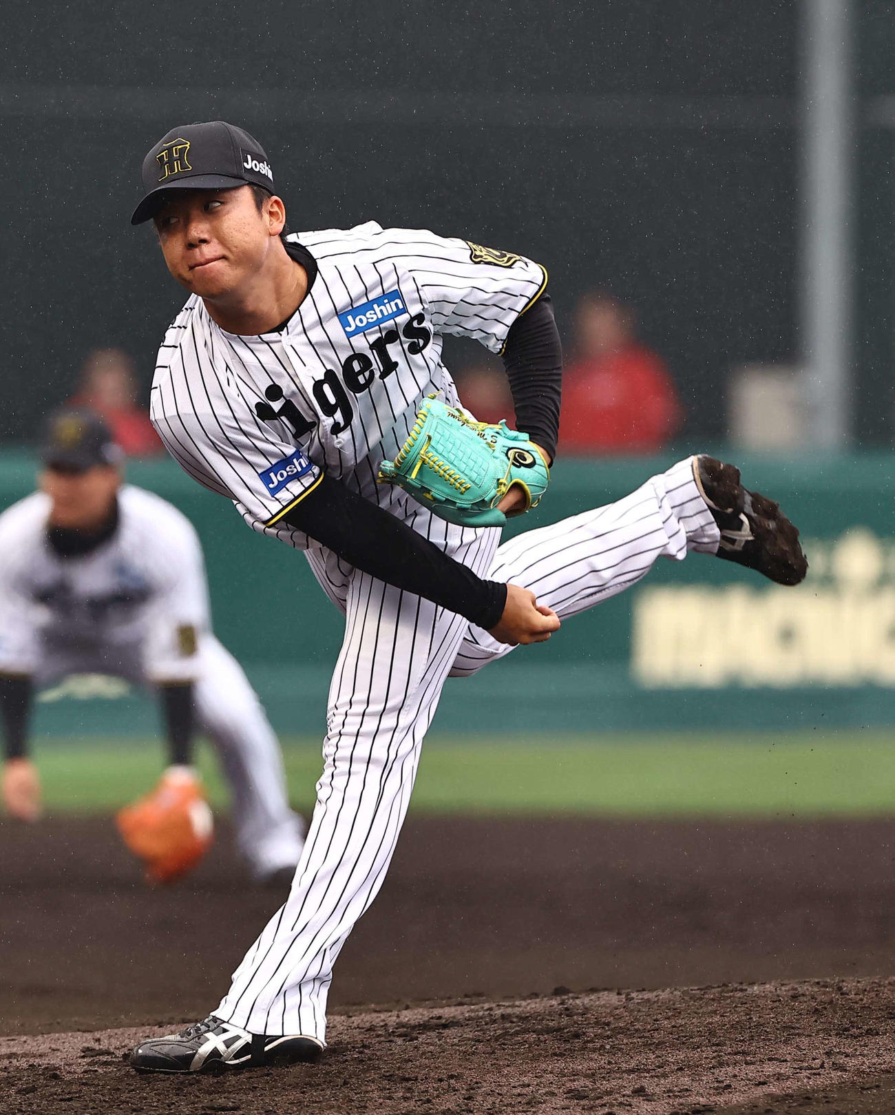 阪神対広島　2番手で登板する阪神村上（撮影・上田博志）