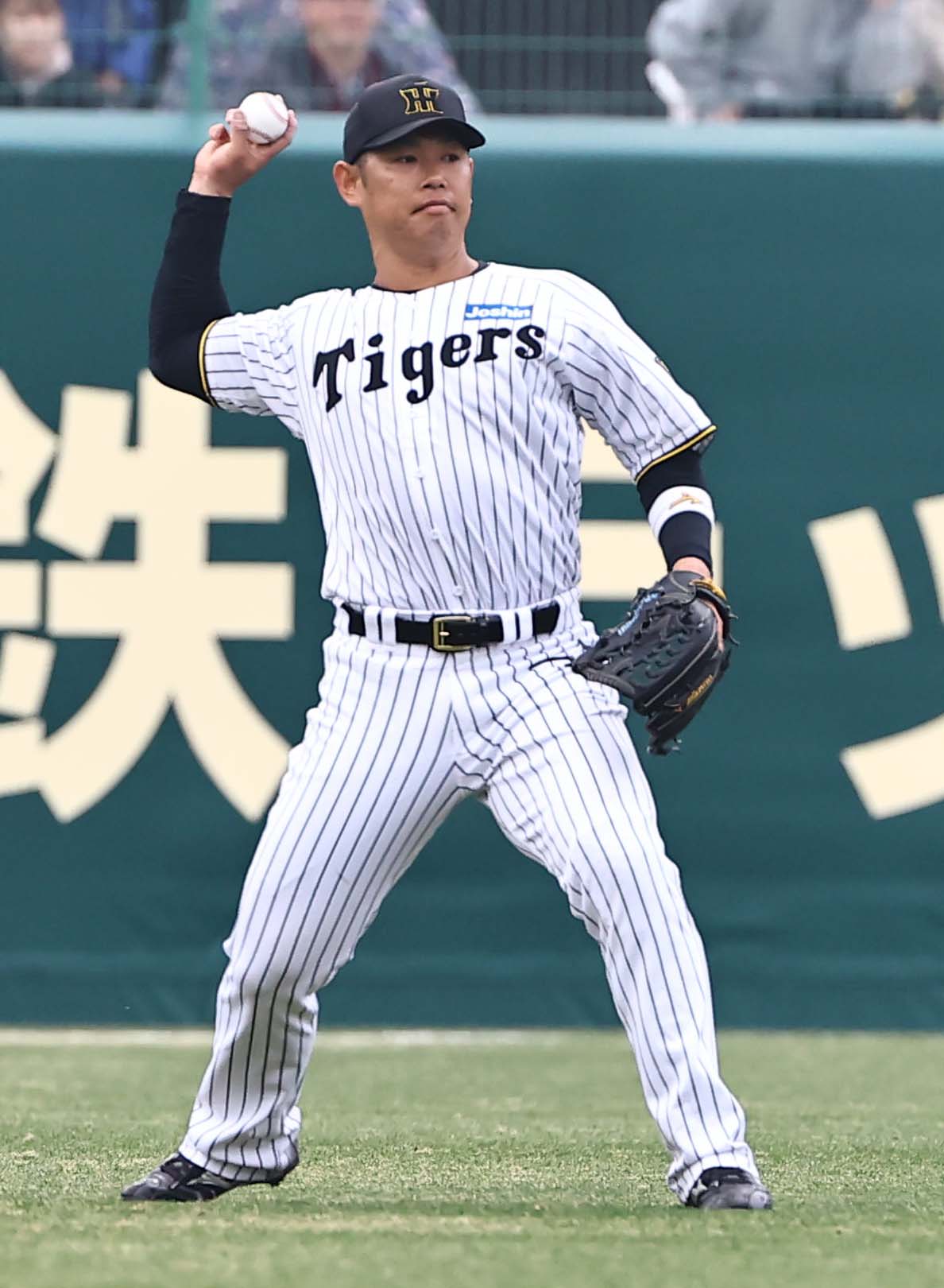 阪神対広島　6回表広島2死、原口は田村の左前打を処理する（撮影・上田博志）
